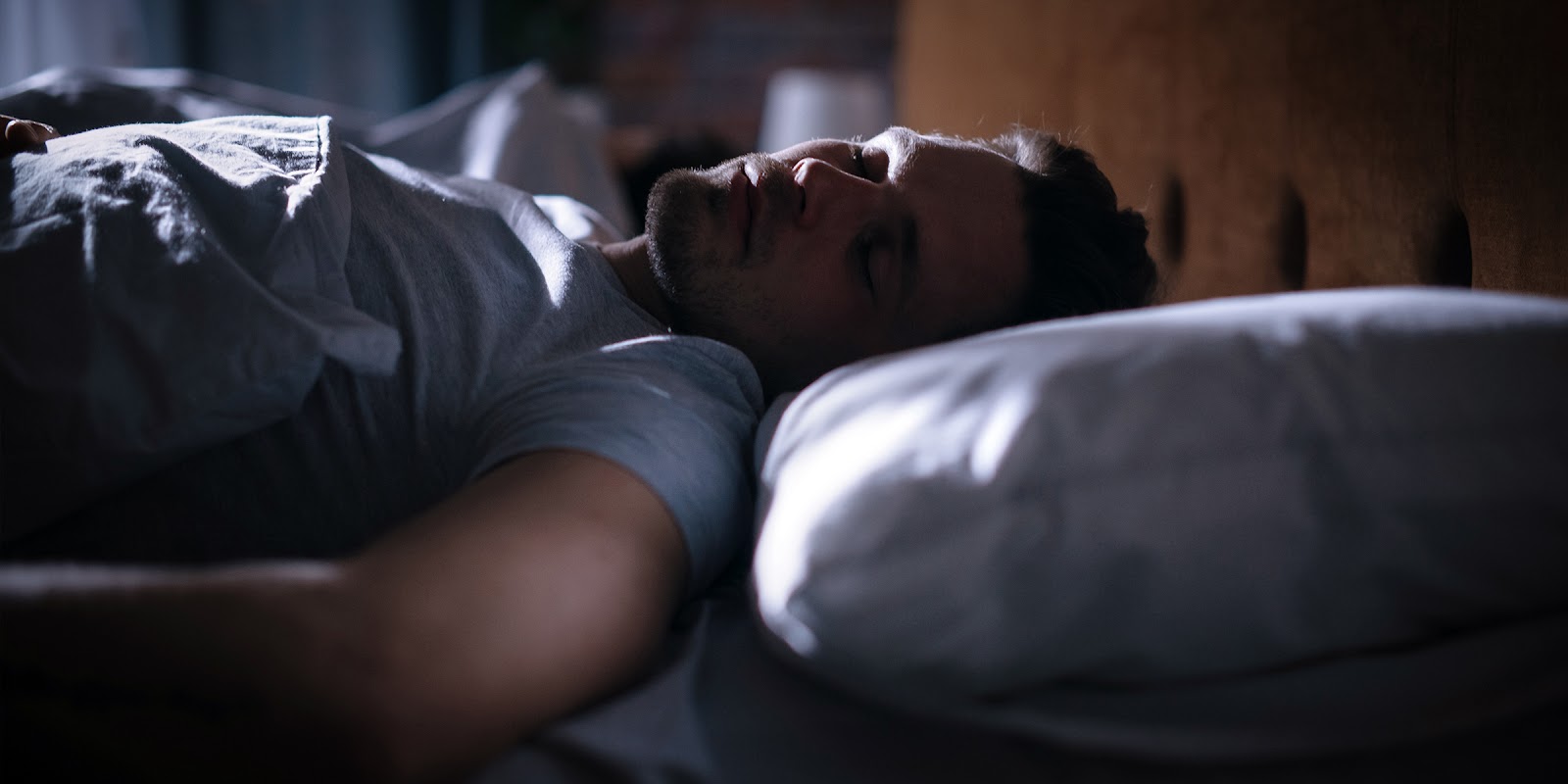 Un hombre durmiendo | Fuente: Shutterstock