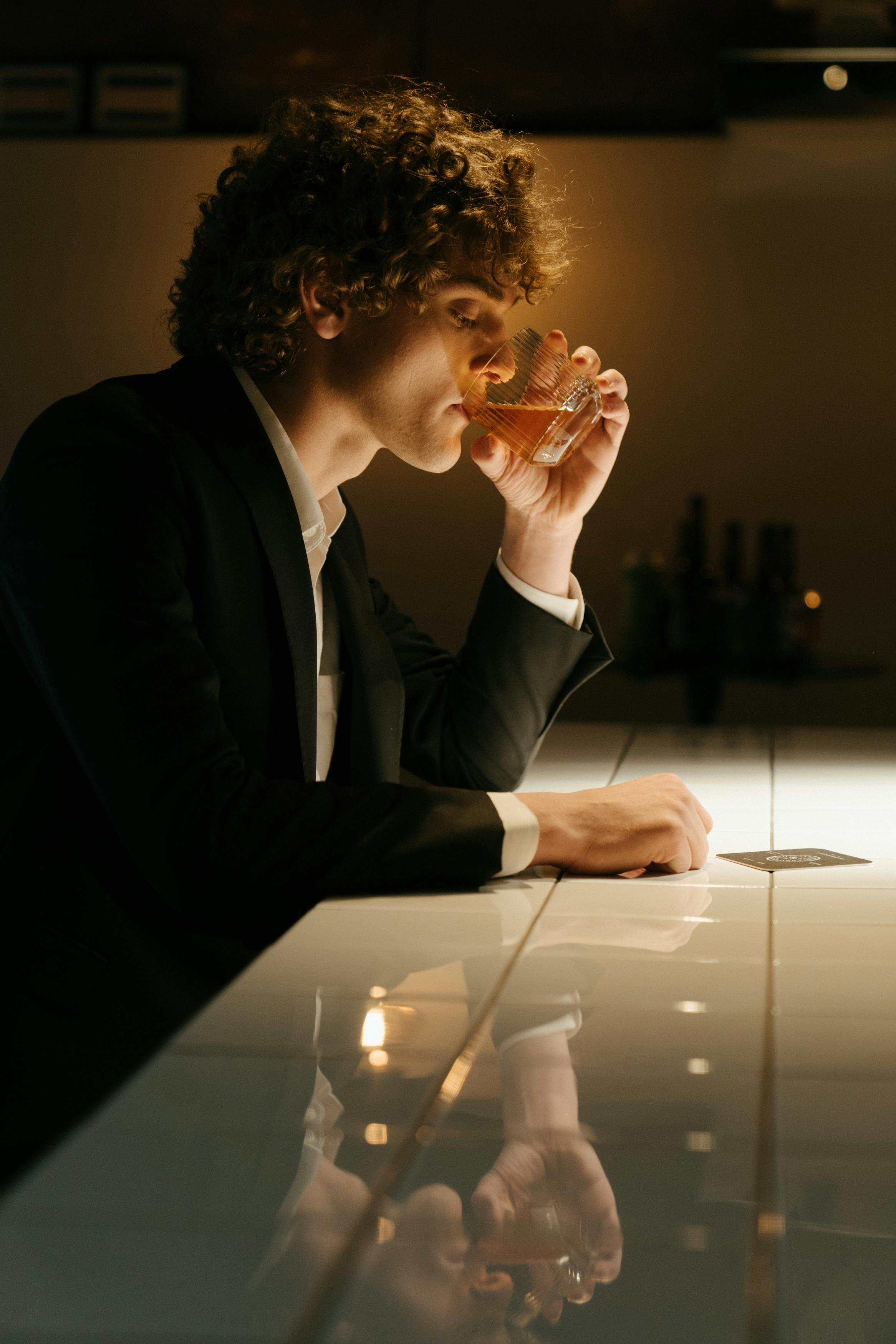 Un hombre sentado en un bar | Fuente: Midjourney