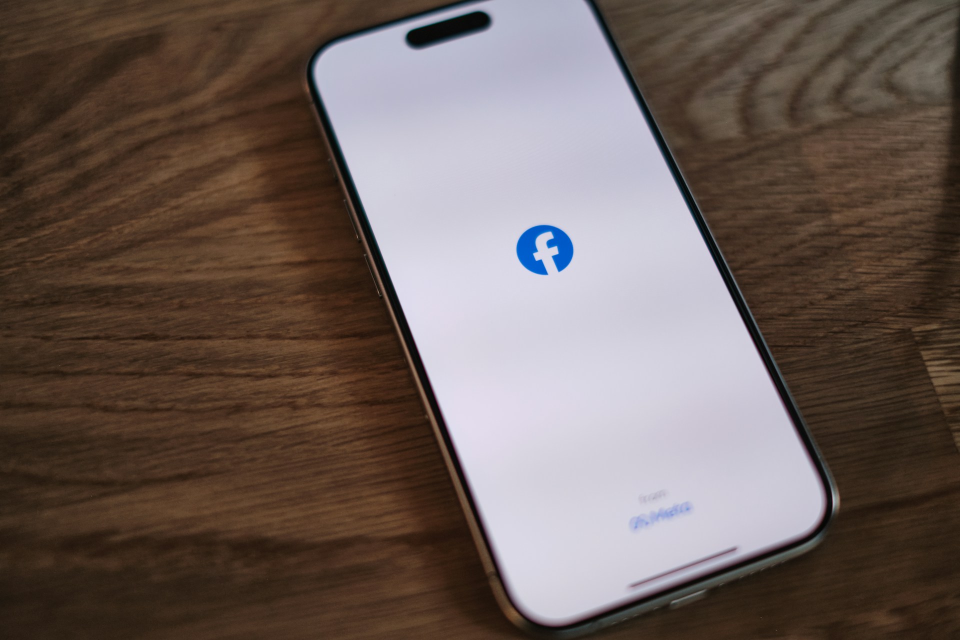 Un teléfono con la aplicación de Facebook abierta | Fuente: Unsplash