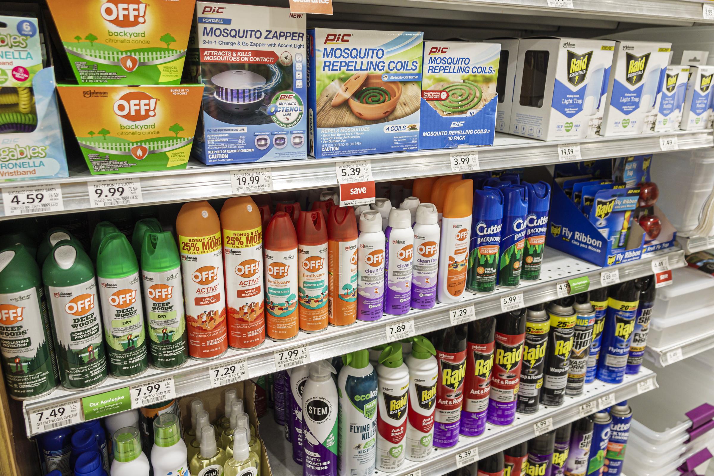 Estanterías repletas de una variedad de productos repelentes de mosquitos de venta libre de varias marcas. | Fuente: Getty Images