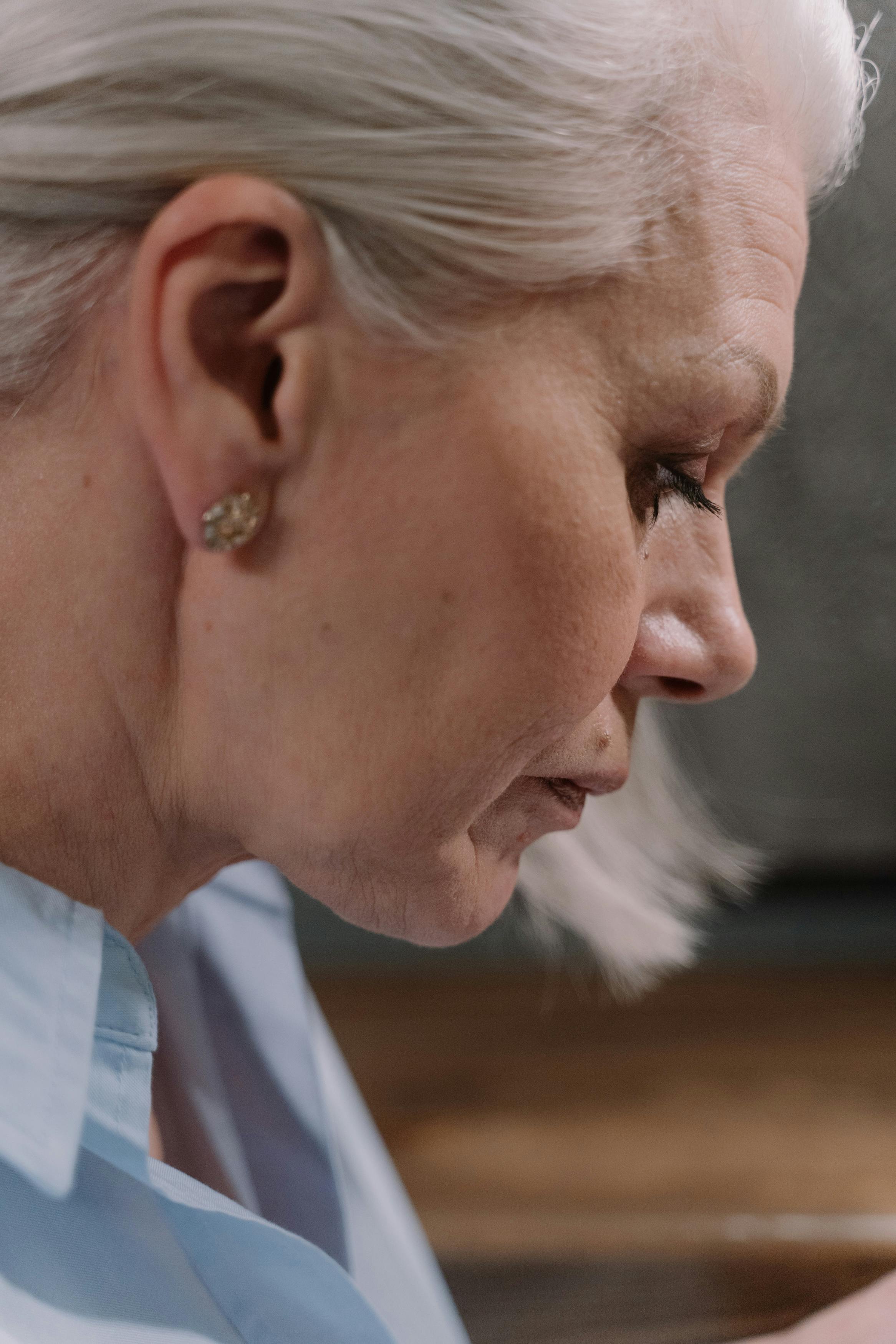 Primer plano de una mujer alterada | Fuente: Pexels