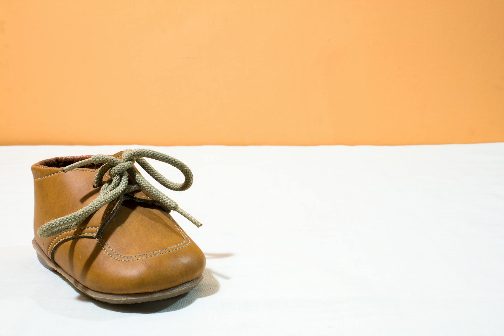 Un zapato de bebé marrón | Fuente: Pexels