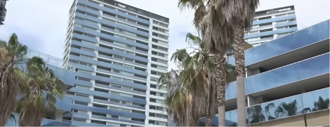 Imagen del complejo donde viven Marianela Mirra y José Alperovich | Fuente: YouTube/americaenvivo