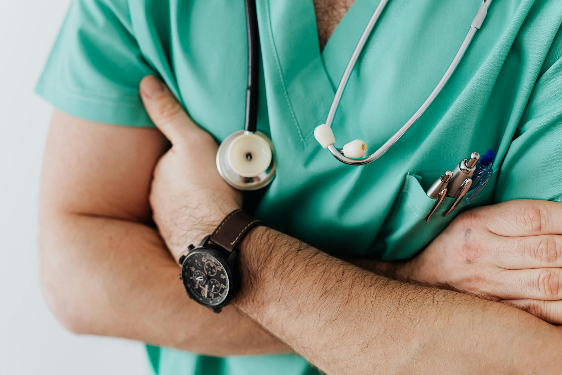 Un médico con bata | Fuente: Pexels