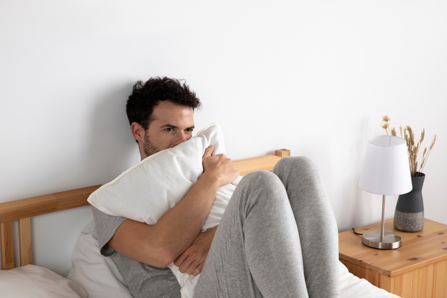 Un hombre ansioso sentado en la cama | Fuente: Freepik