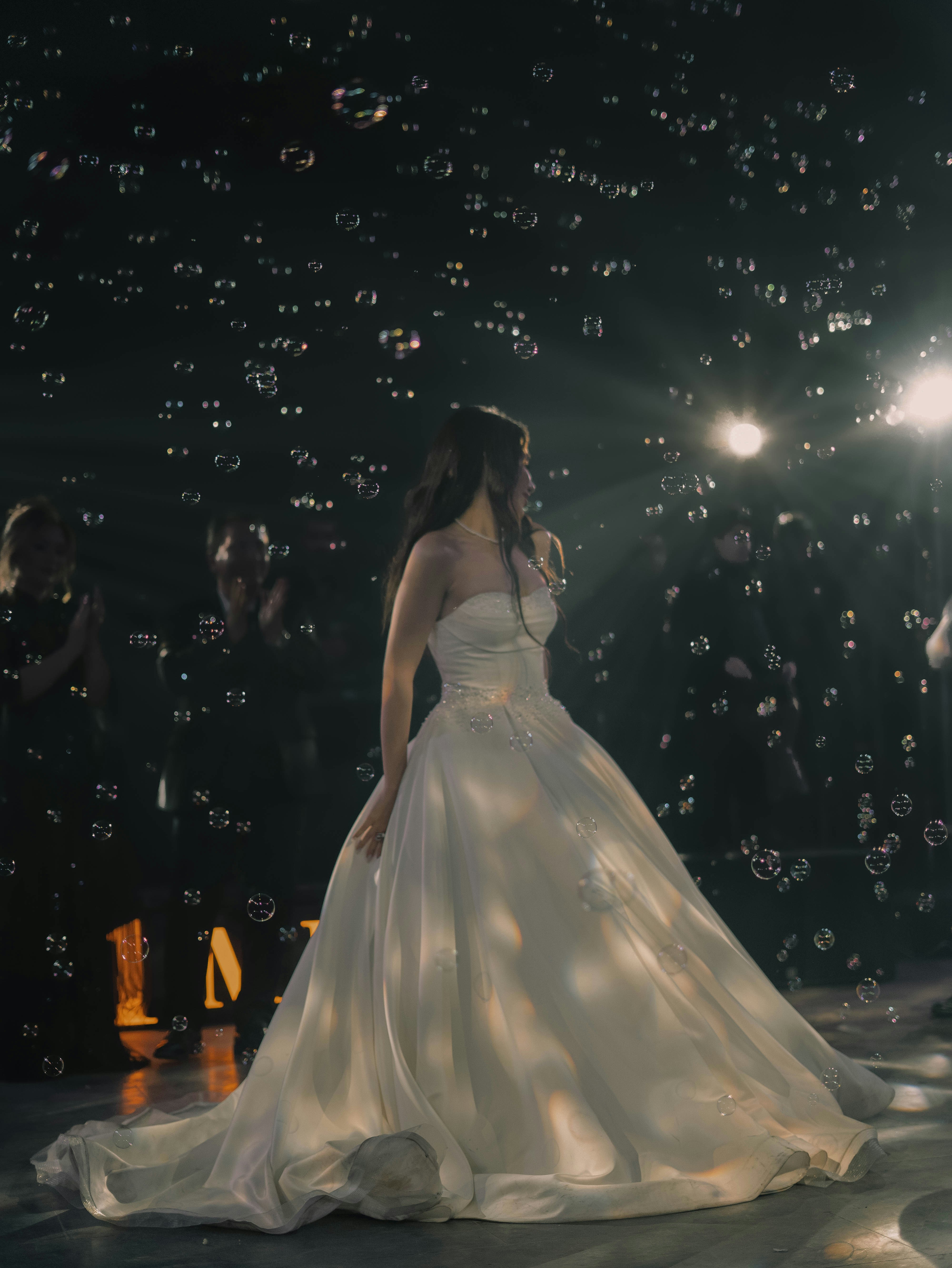 Novia de pie ante una multitud | Fuente: Unsplash