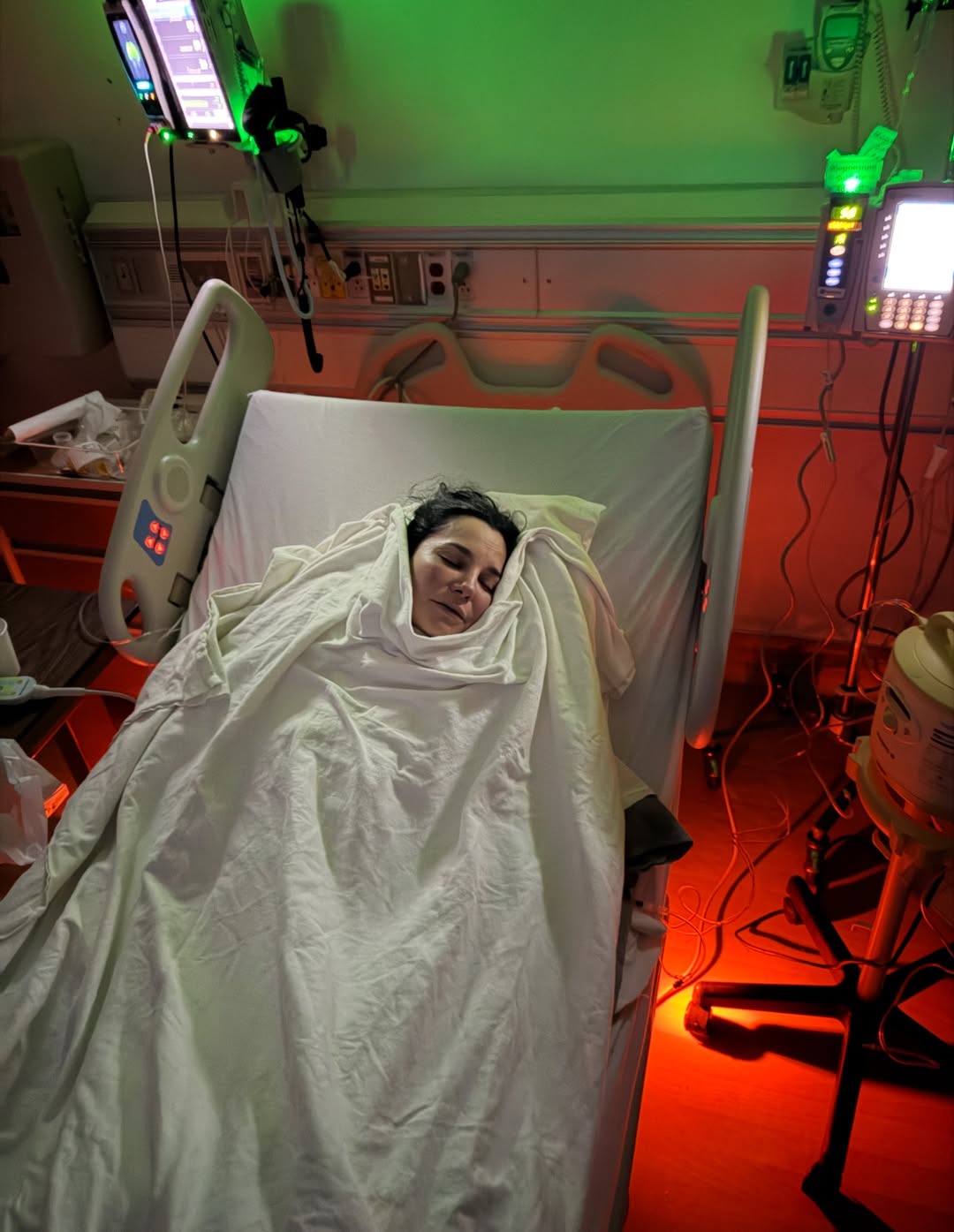 Martha Higareda en una cama de hospital durante su crisis de salud tras el nacimiento de sus gemelas | Fuente: Instagram/marthahigareda|