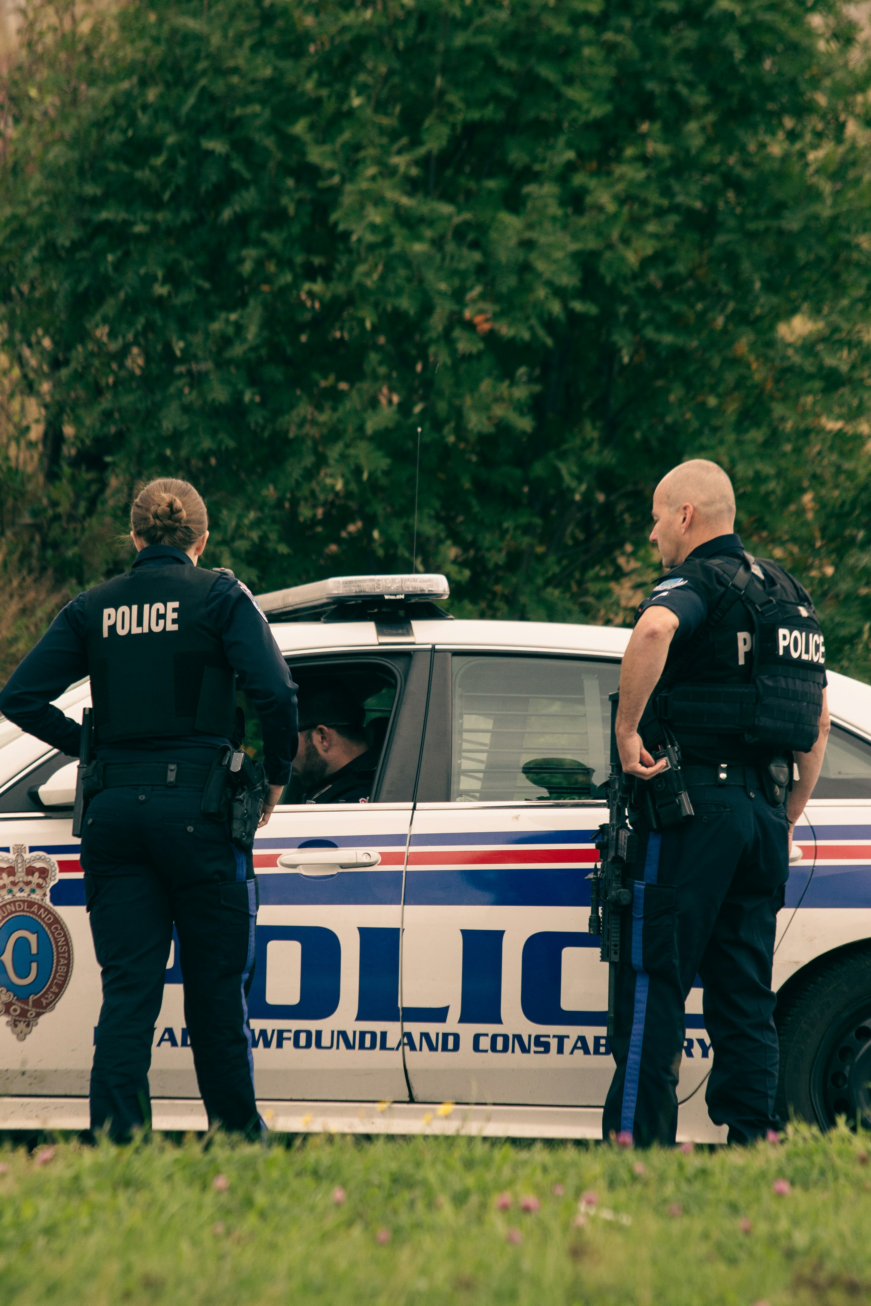 Agentes de policía delante de un automóvil | Fuente: Unsplash