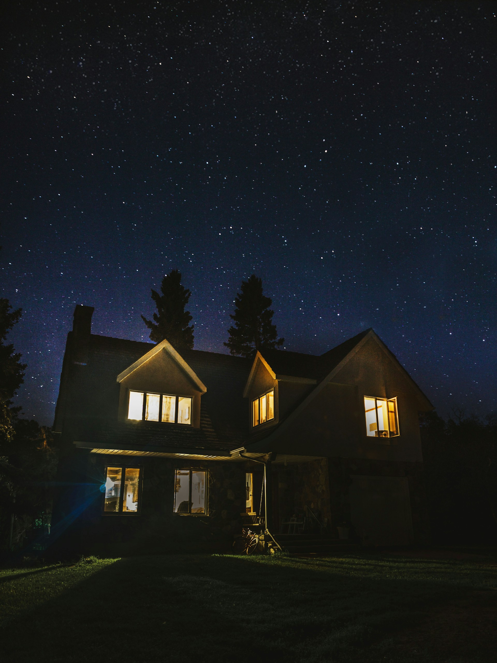 Vista panorámica de una casa en una noche estrellada | Fuente: Unsplash
