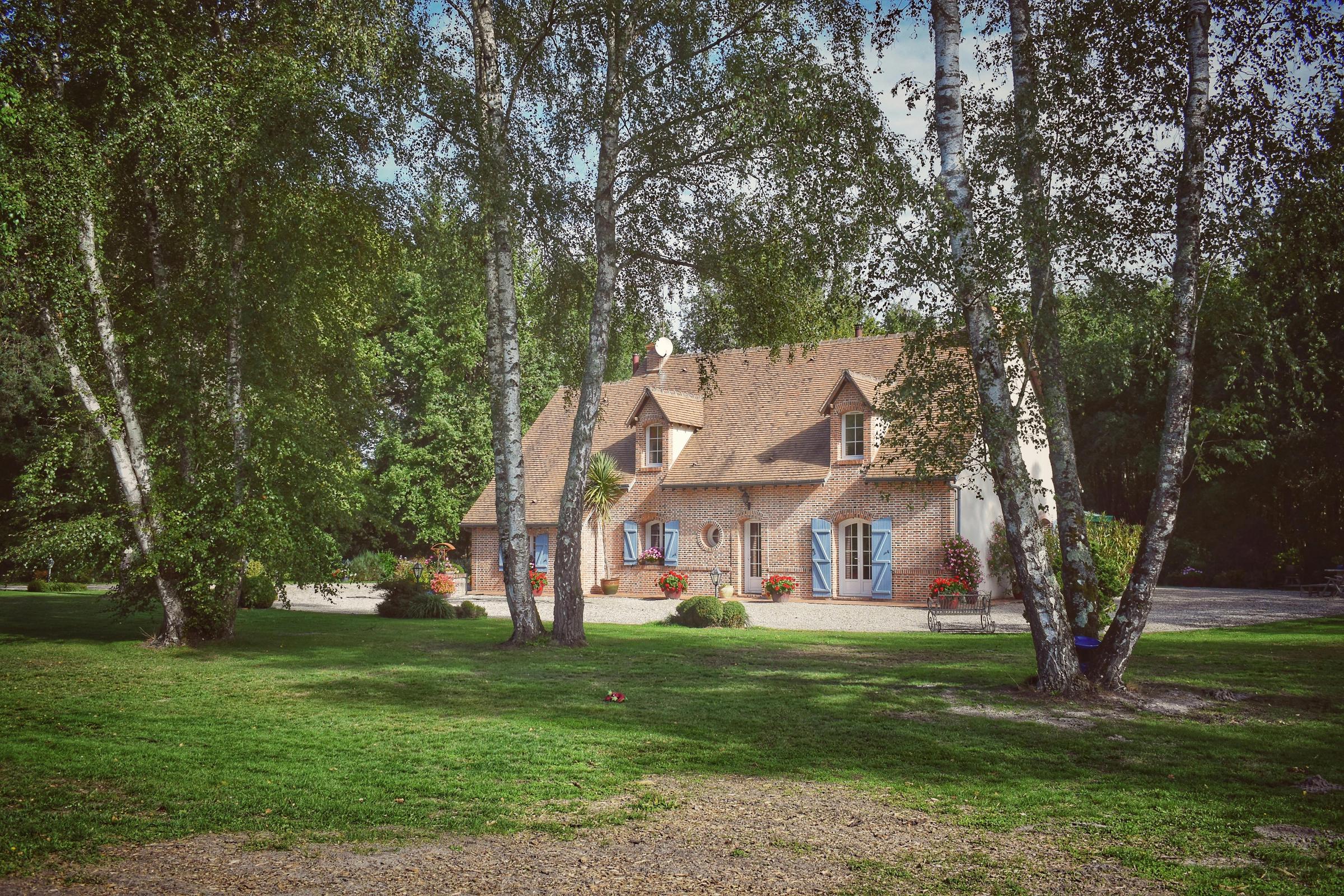 Encantadora casa rural en medio de una exuberante vegetación | Fuente: Pexels