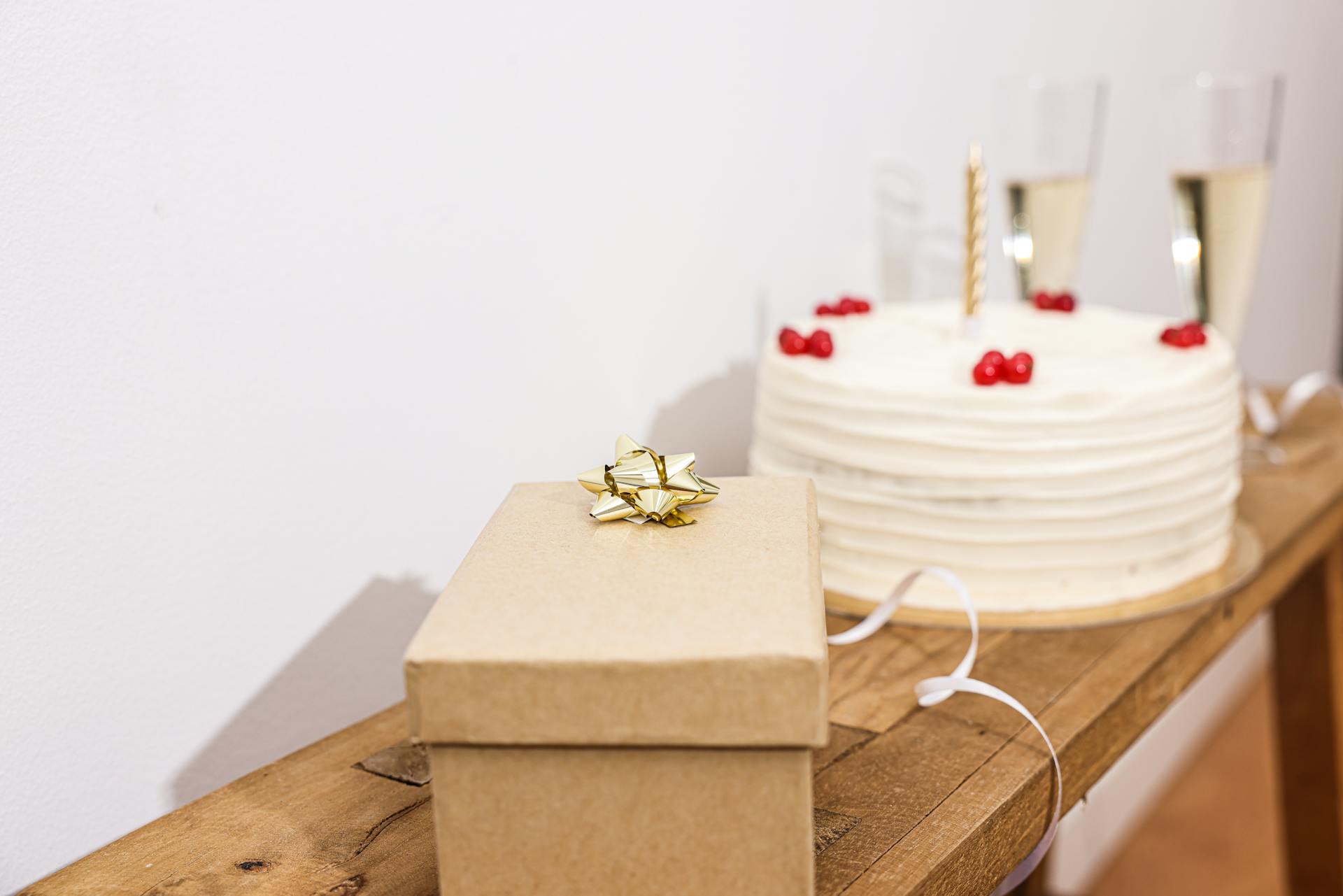 Un regalo junto a un Pastel | Fuente: Pexels
