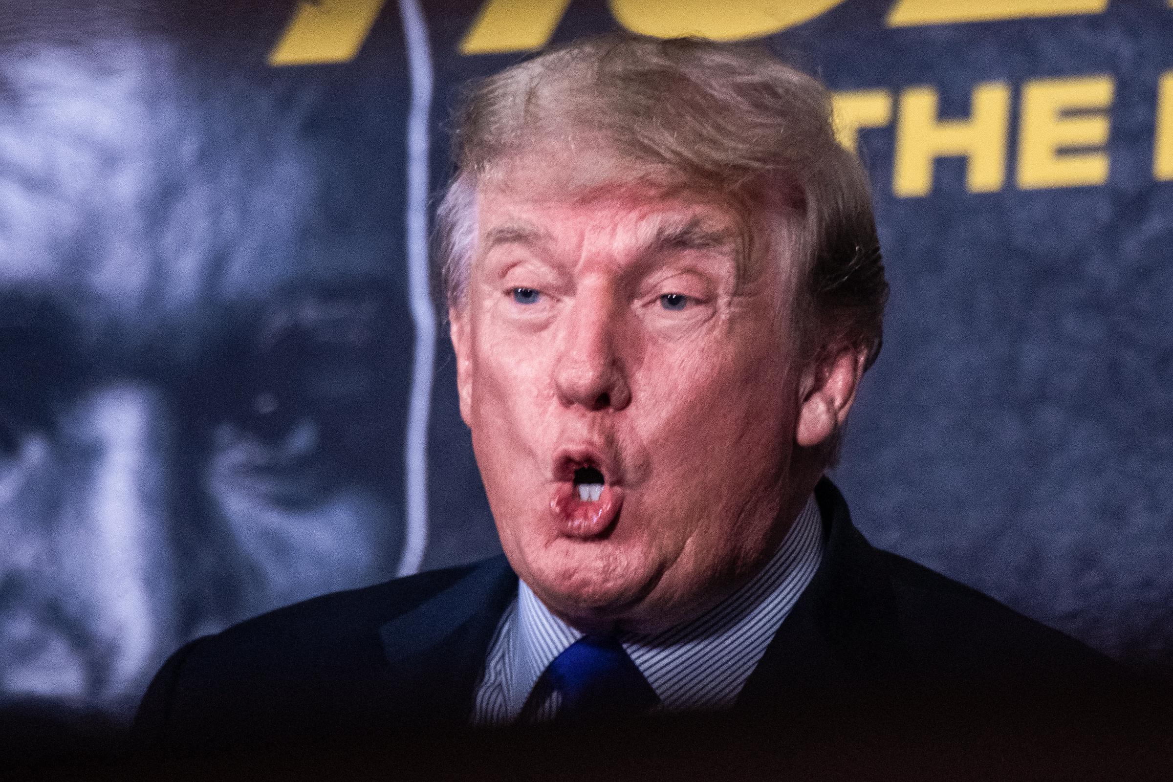 El pelo de Donald Trump parece más oscuro y de un tono más apagado que su anterior look rubio dorado mientras hace comentarios en el combate de boxeo entre Holyfield y Belfort en Hollywood, Florida, el 11 de septiembre de 2021.