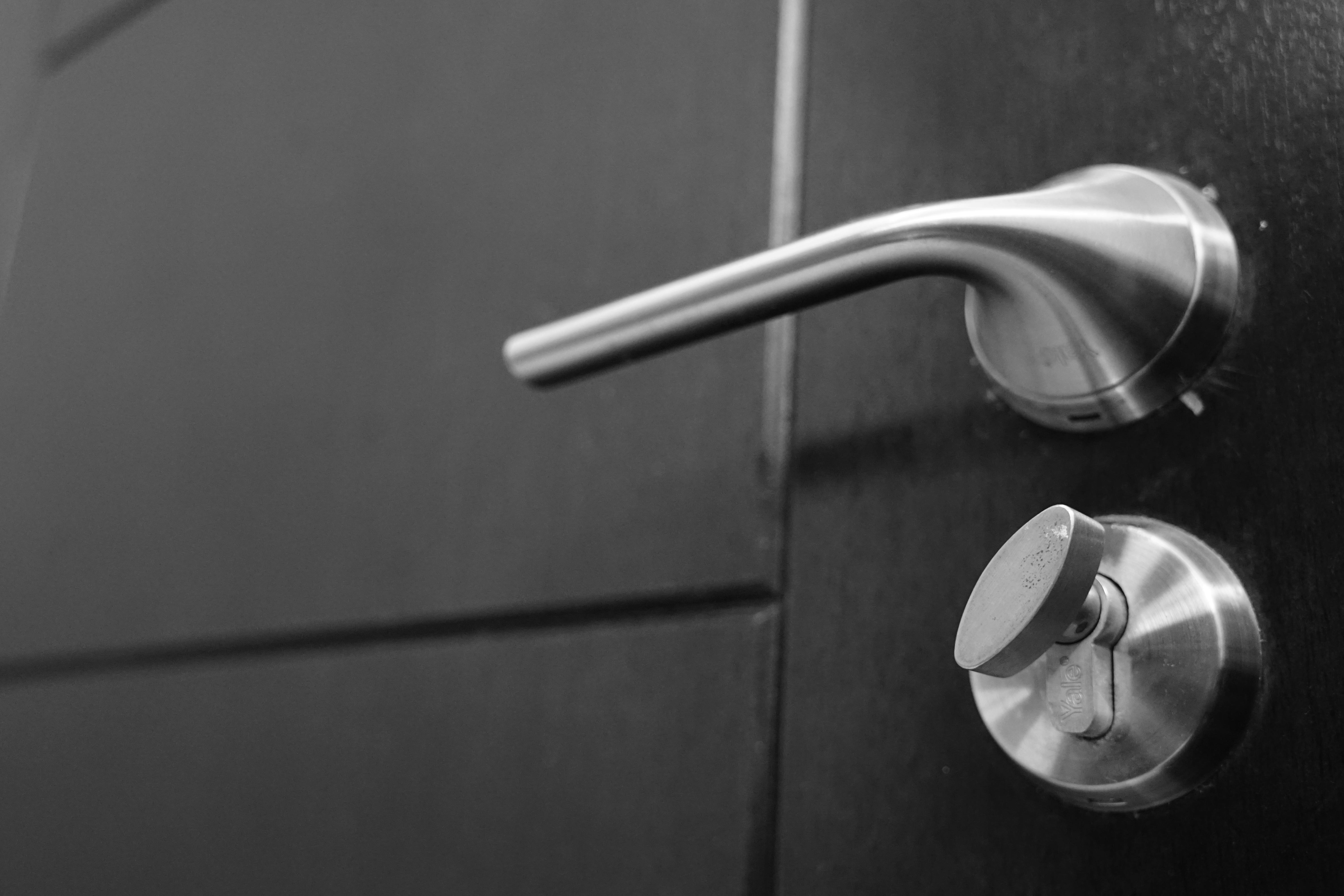Maneta y cerradura de acero inoxidable | Fuente: Pexels