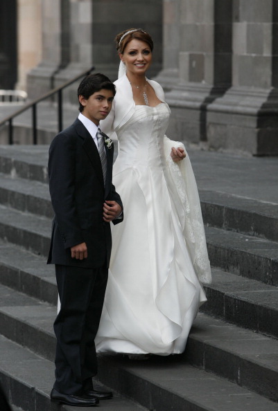 Angélica Rivera llega a su boda con Enrique Peña Nieto, seguida por Alejandro Peña, en la Catedral de la Ciudad de Toluca el 27 de noviembre de 2010 en Toluca, México | Fuente: Getty Images