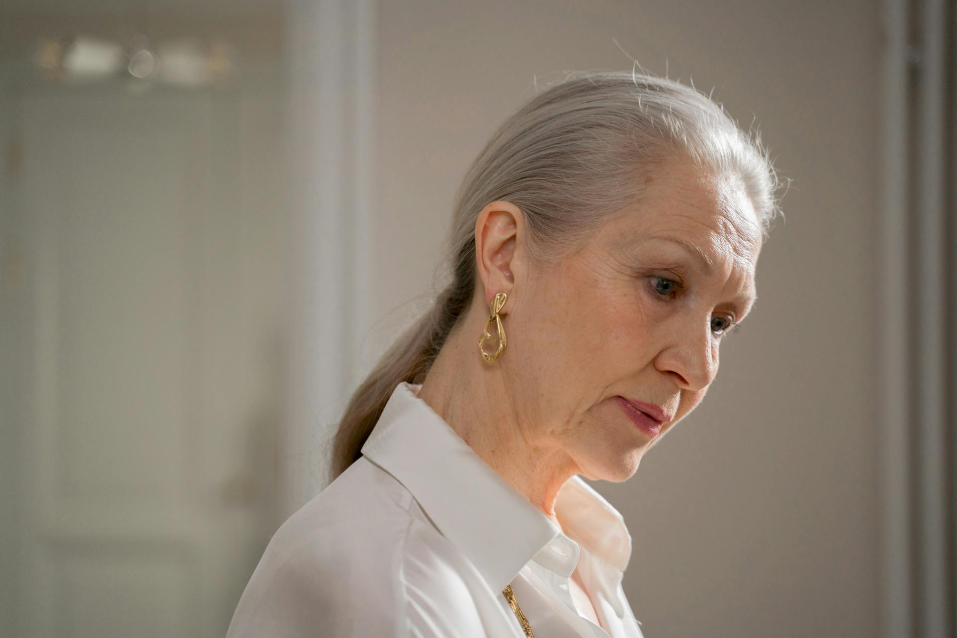 Una anciana con aspecto pensativo | Fuente: Pexels