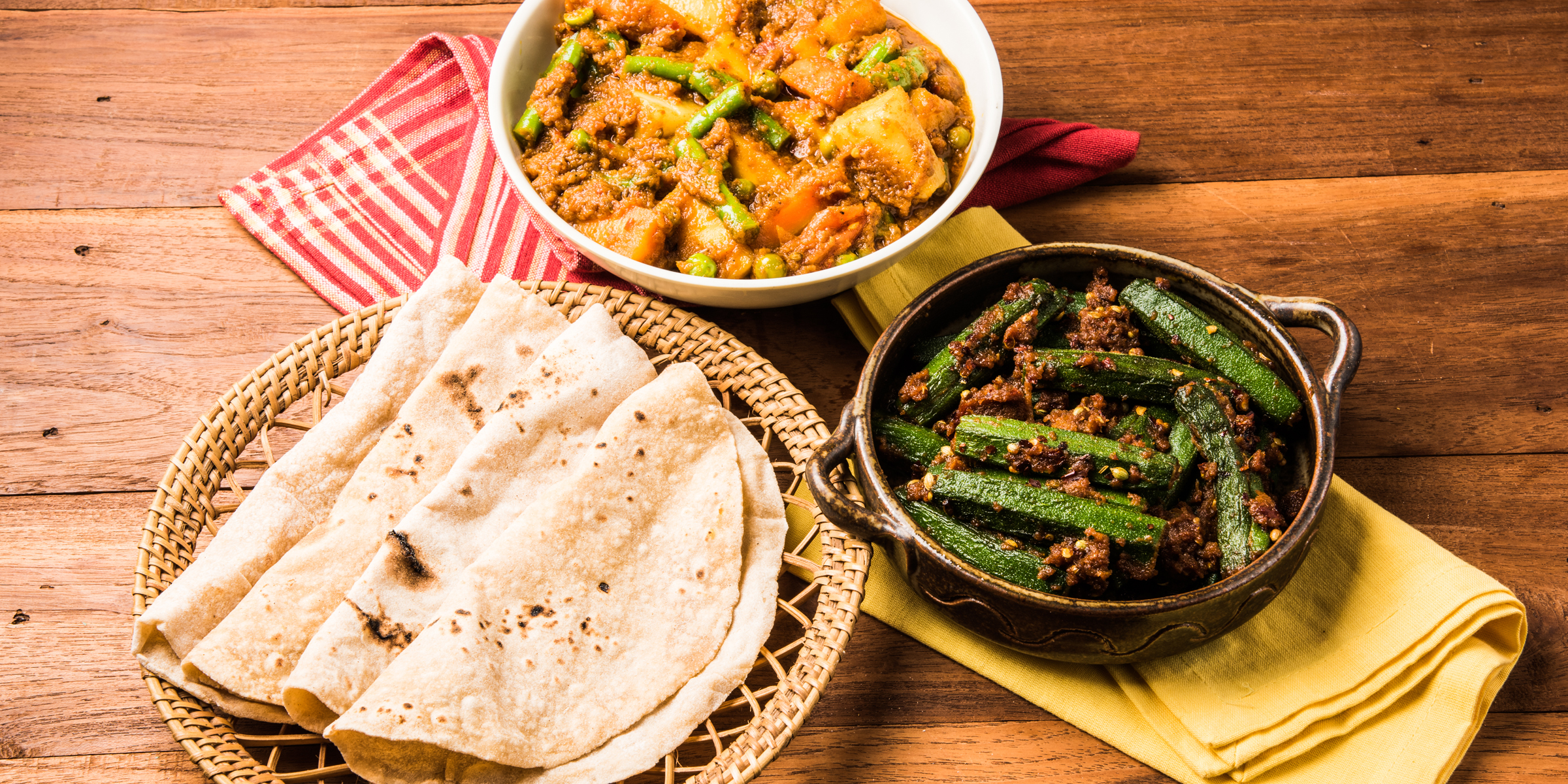 Una comida india sobre una mesa | Fuente: Shutterstock