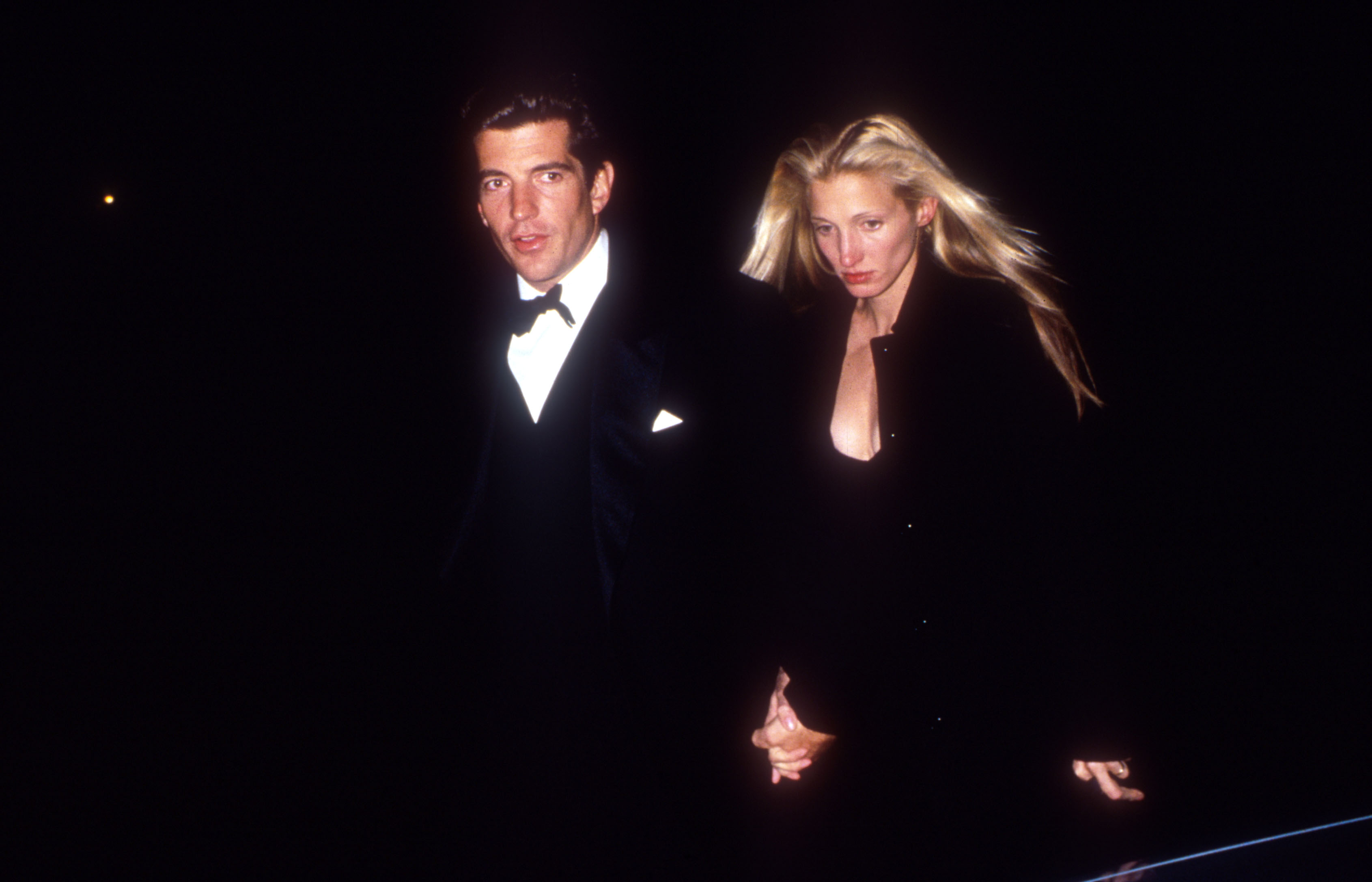 John F. Kennedy Jr. y Caroline Bessette fotografiados en Nueva York, hacia 1996 | Fuente: Getty Images