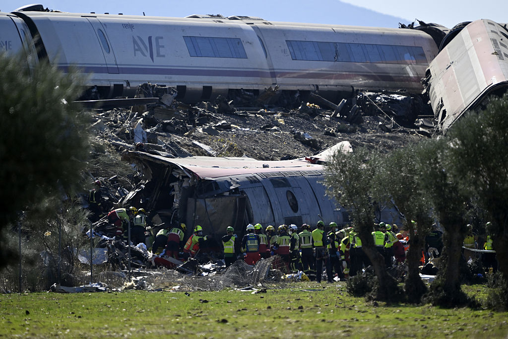 Equipos de emergencia trabajan en el lugar de una colisión en la que se vieron implicados dos trenes de alta velocidad, cerca de la estación de Urda, en la provincia de Toledo (España), el 28 de octubre de 2026. | Fuente: Getty Images