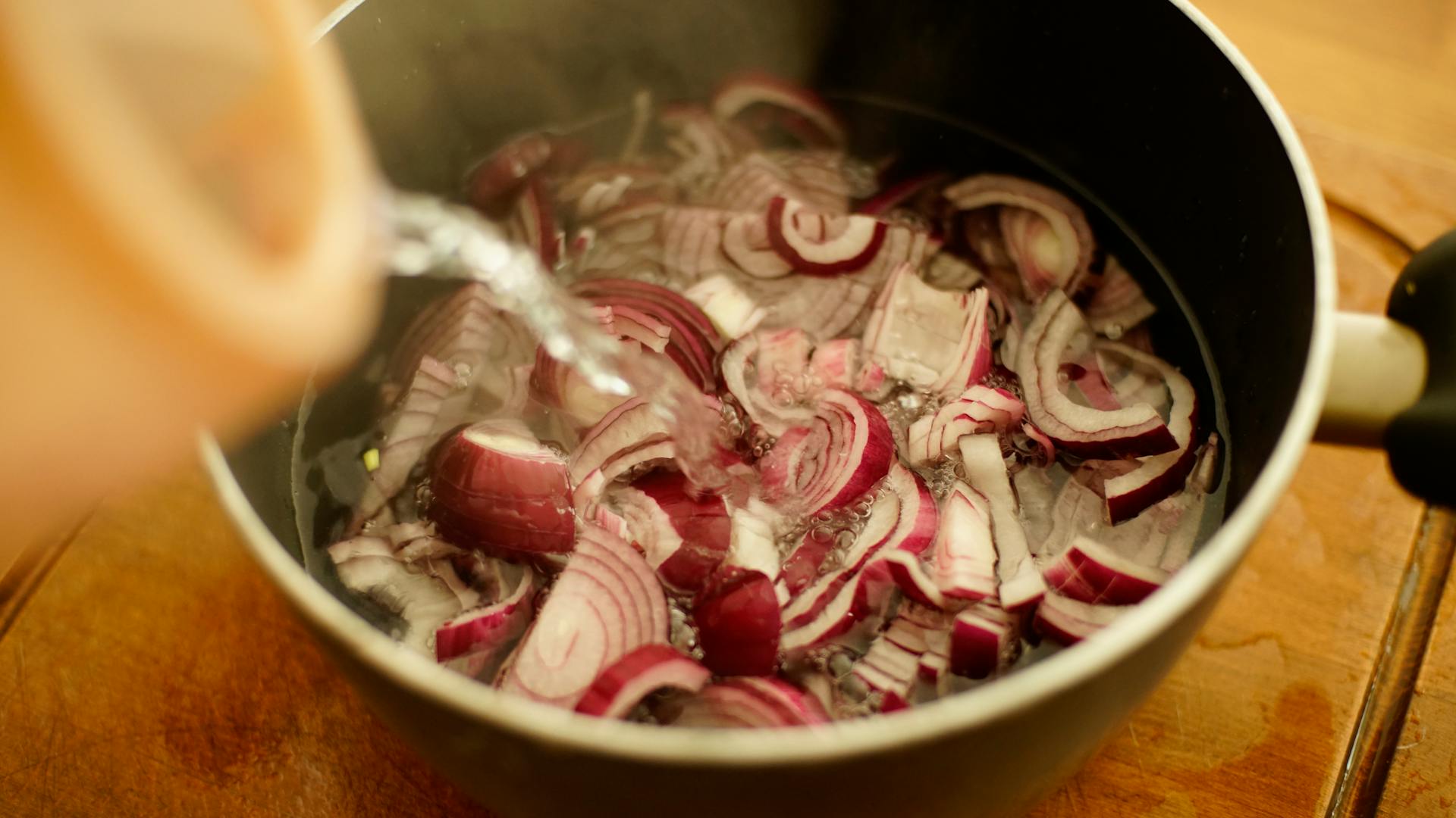 Cebollas cortadas en una olla | Fuente: Pexels