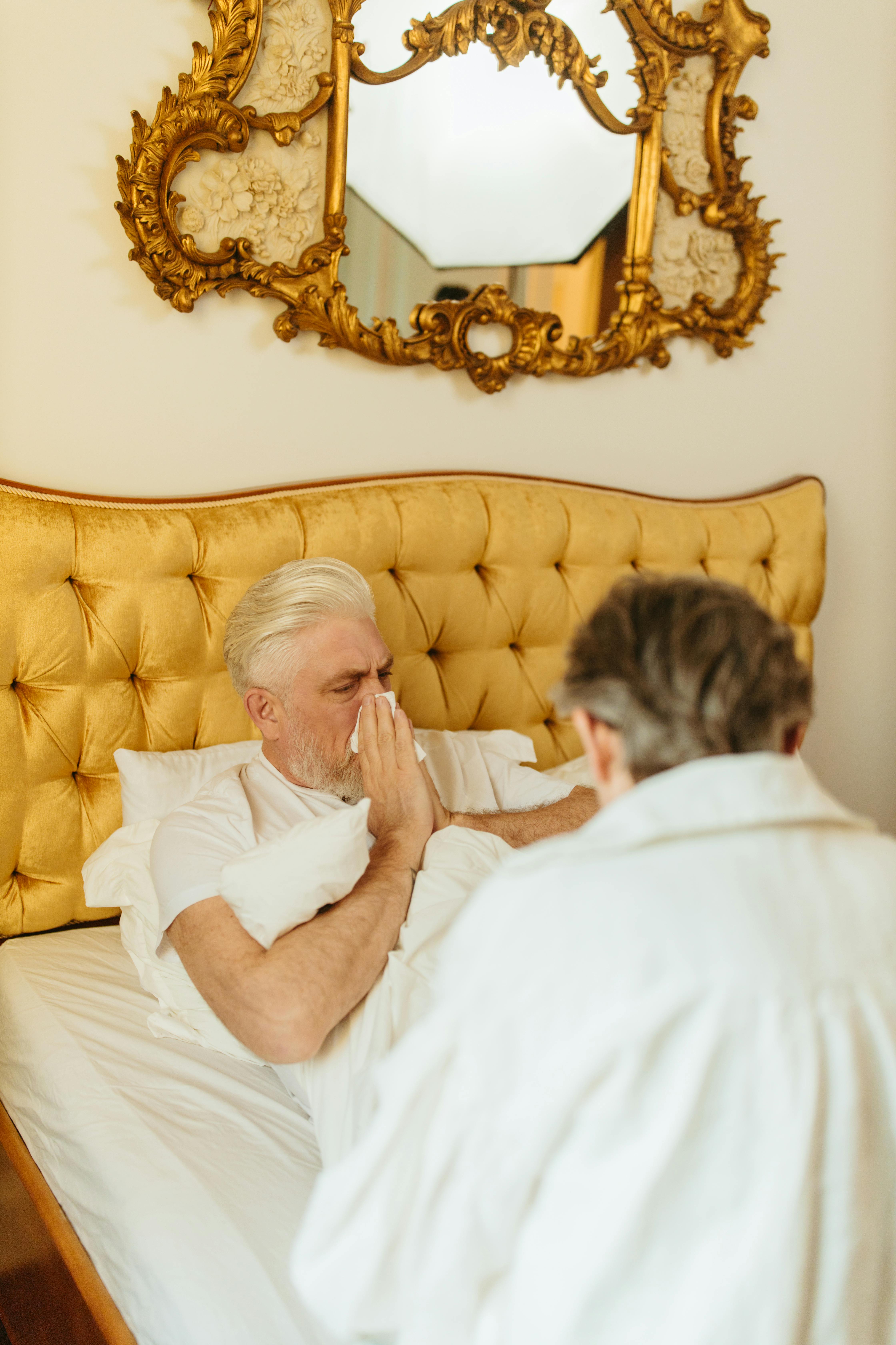 Un hombre enfermo en la cama | Fuente: Pexels