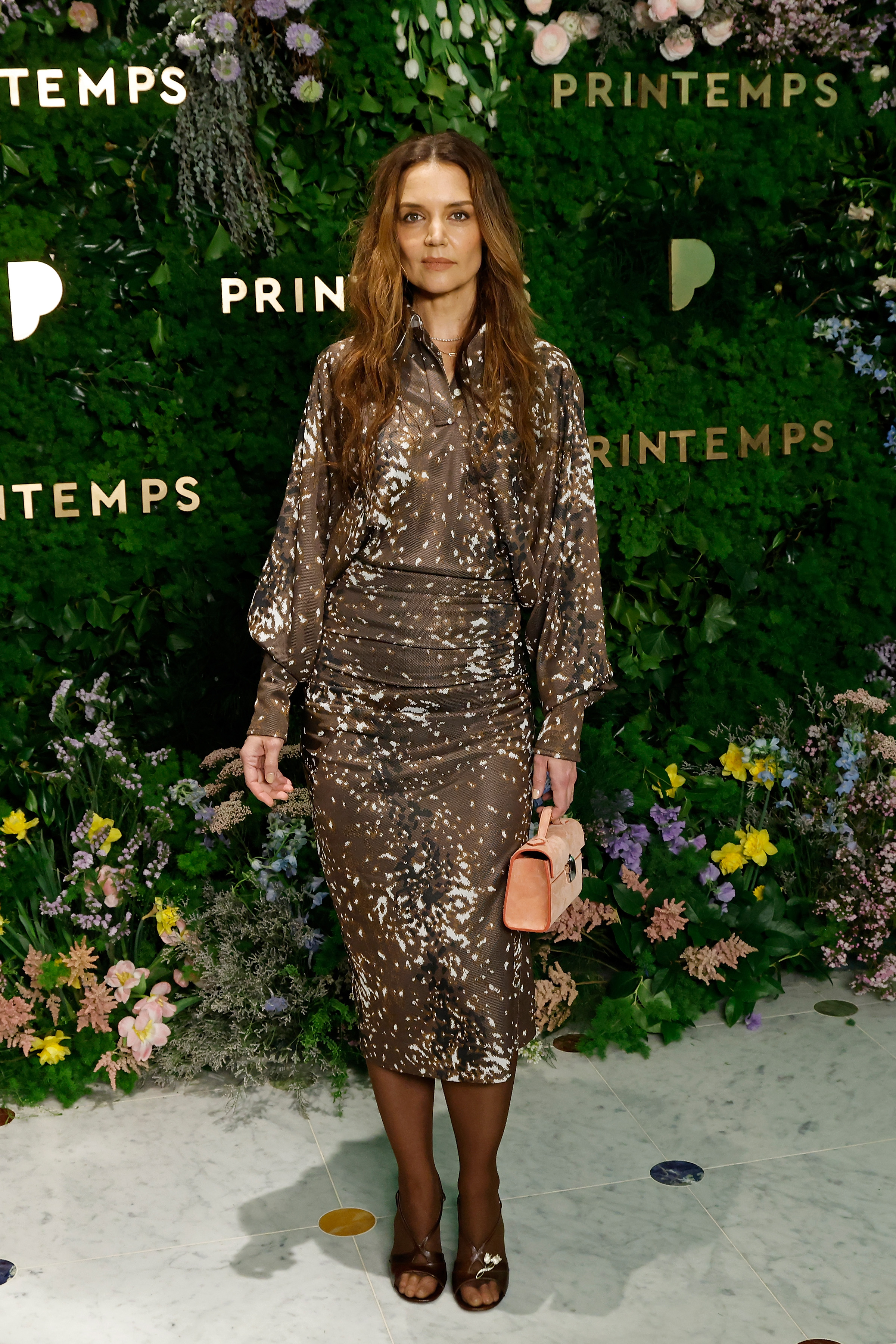 Katie Holmes posando para las fotos en la fiesta de inauguración. | Fuente: Getty Images