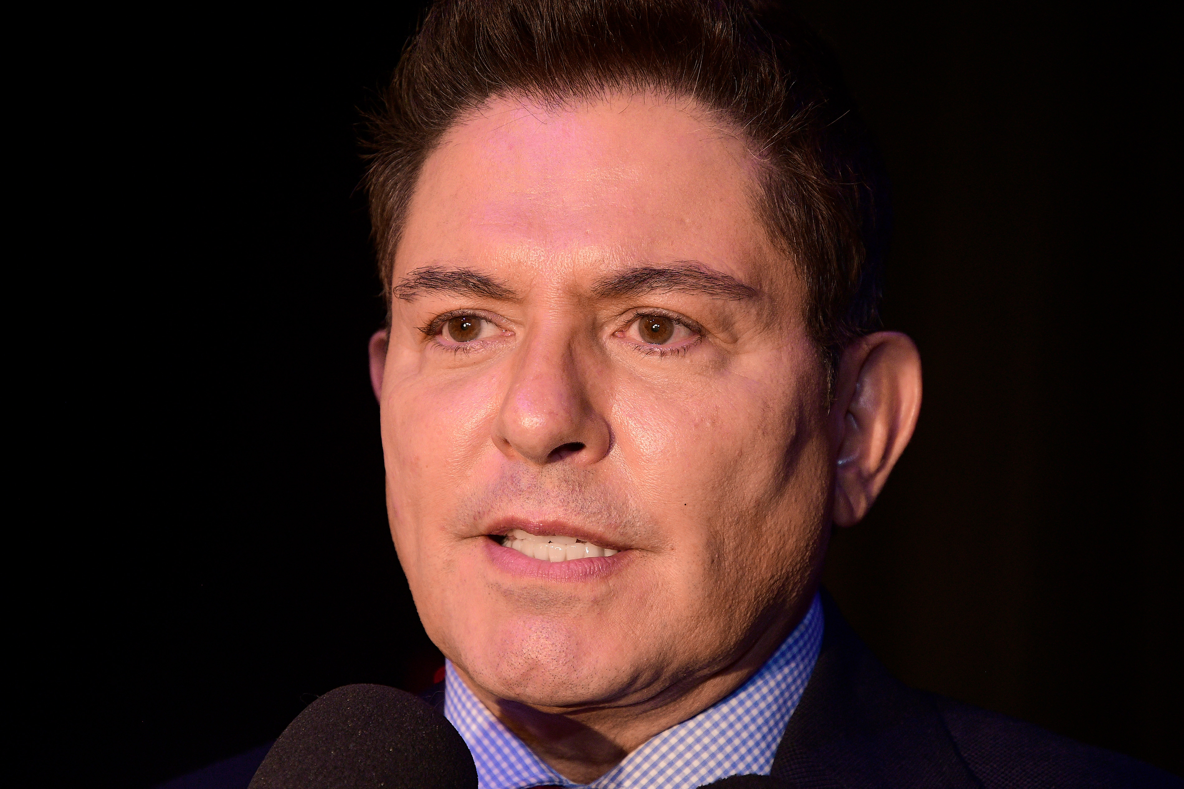 Ernesto Laguardia habla tras repartir juguetes a niños desfavorecidos en la Asociación Nacional de Actores el 6 de enero de 2023 en Ciudad de México, México. | Fuente: Getty Images