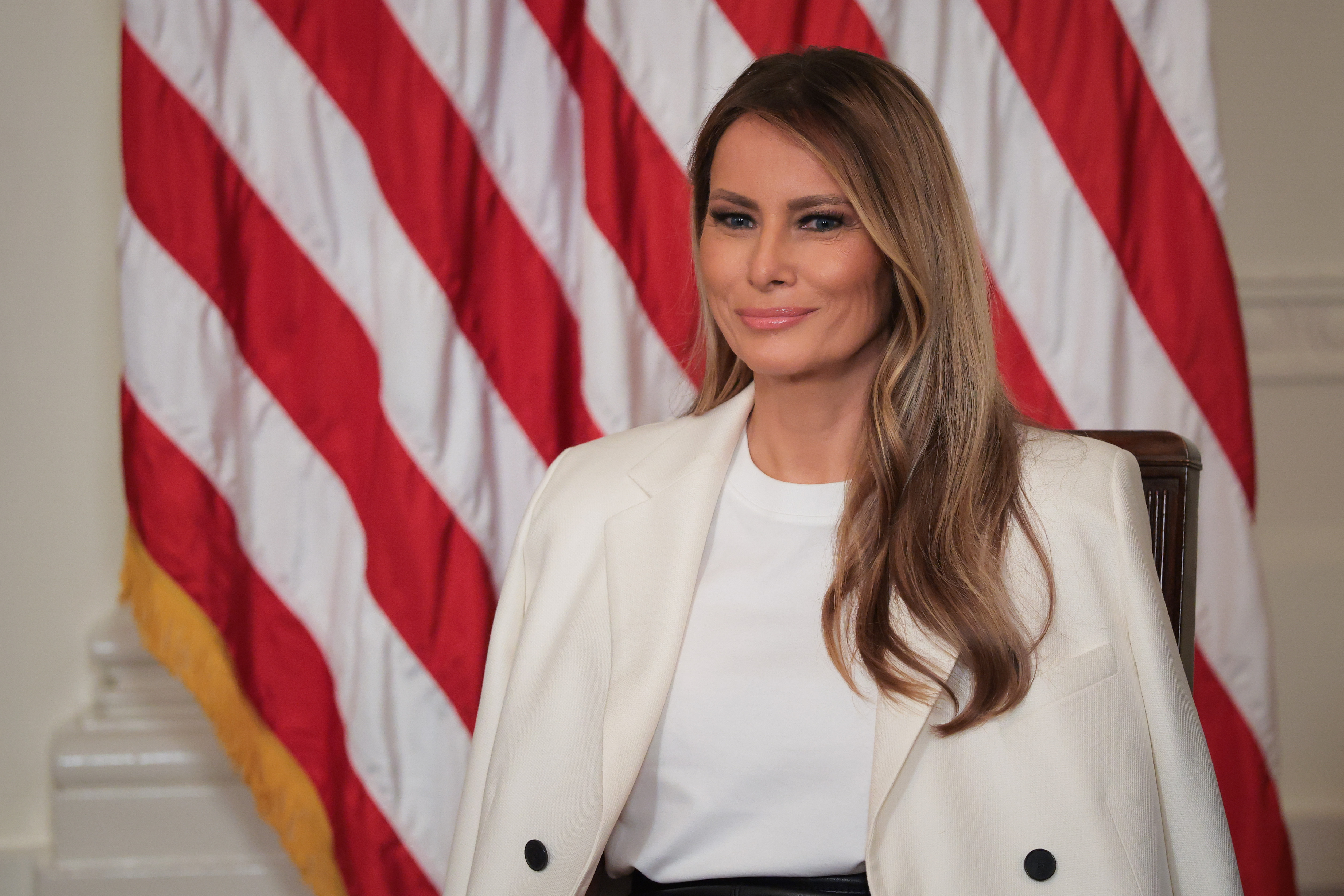 La primera dama Melania Trump mira durante la presentación de un sello del Servicio Postal de EE.UU. en honor a la ex primera dama Barbara Bush el 8 de mayo de 2025 | Fuente: Getty Images