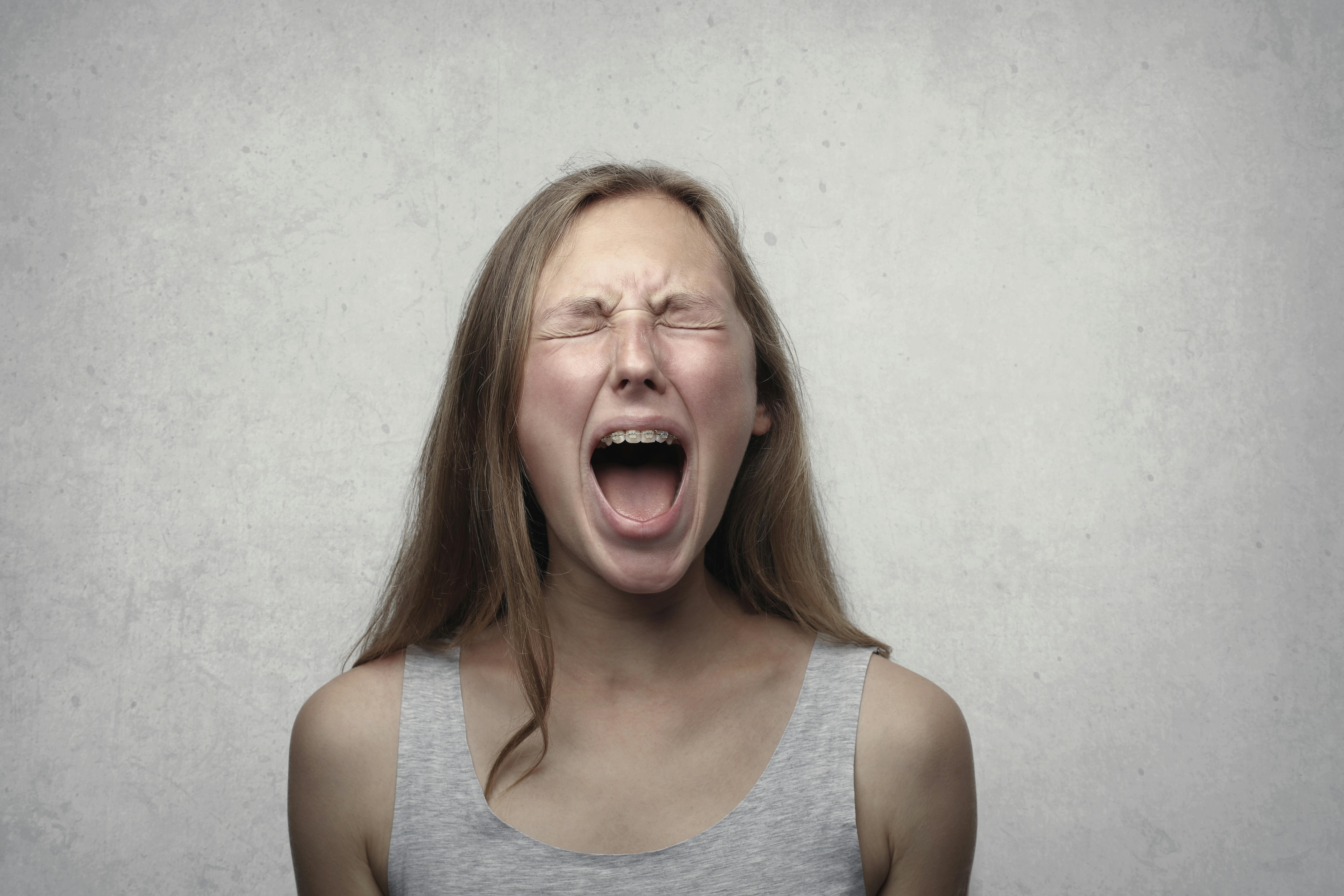 Una mujer con una camiseta de tirantes gris | Fuente: Pexels
