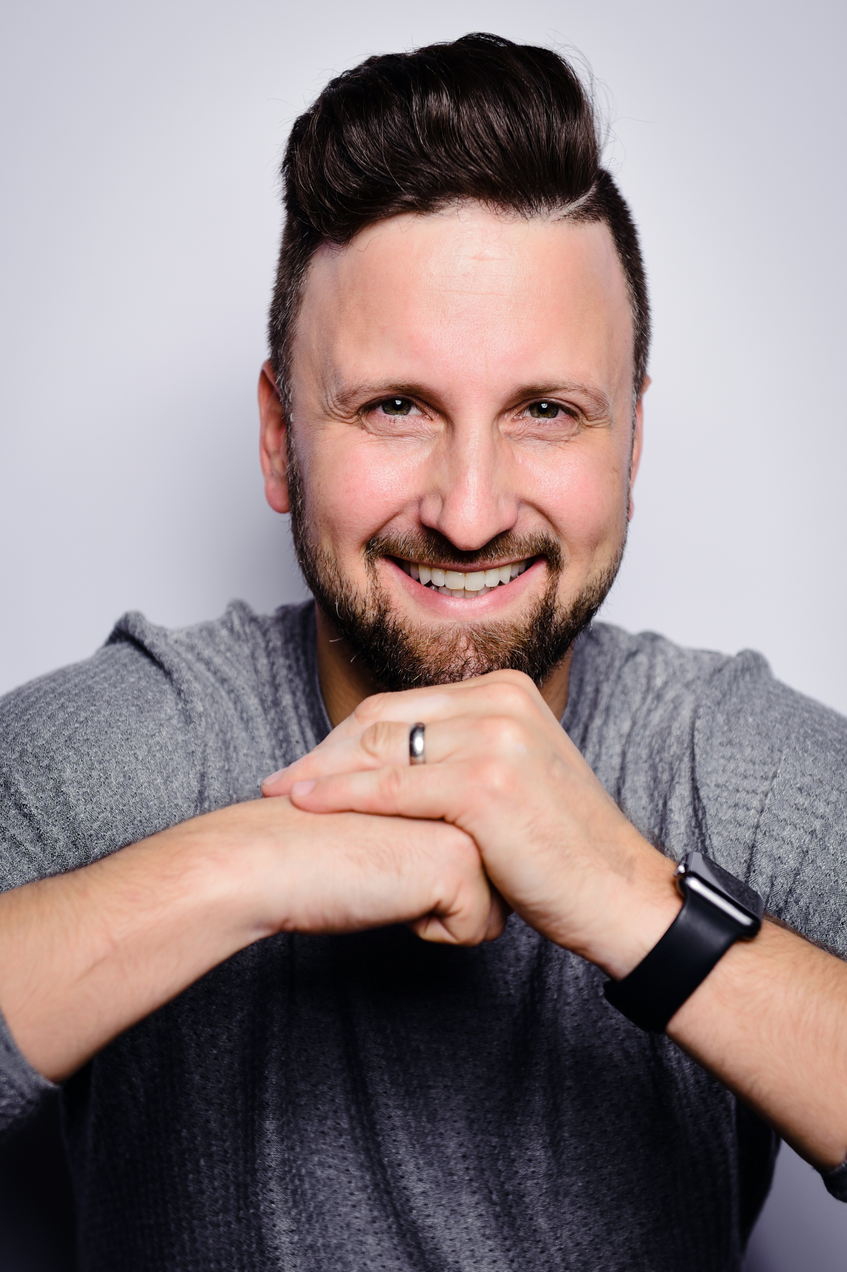Primer plano de un hombre sonriente | Fuente: Unsplash