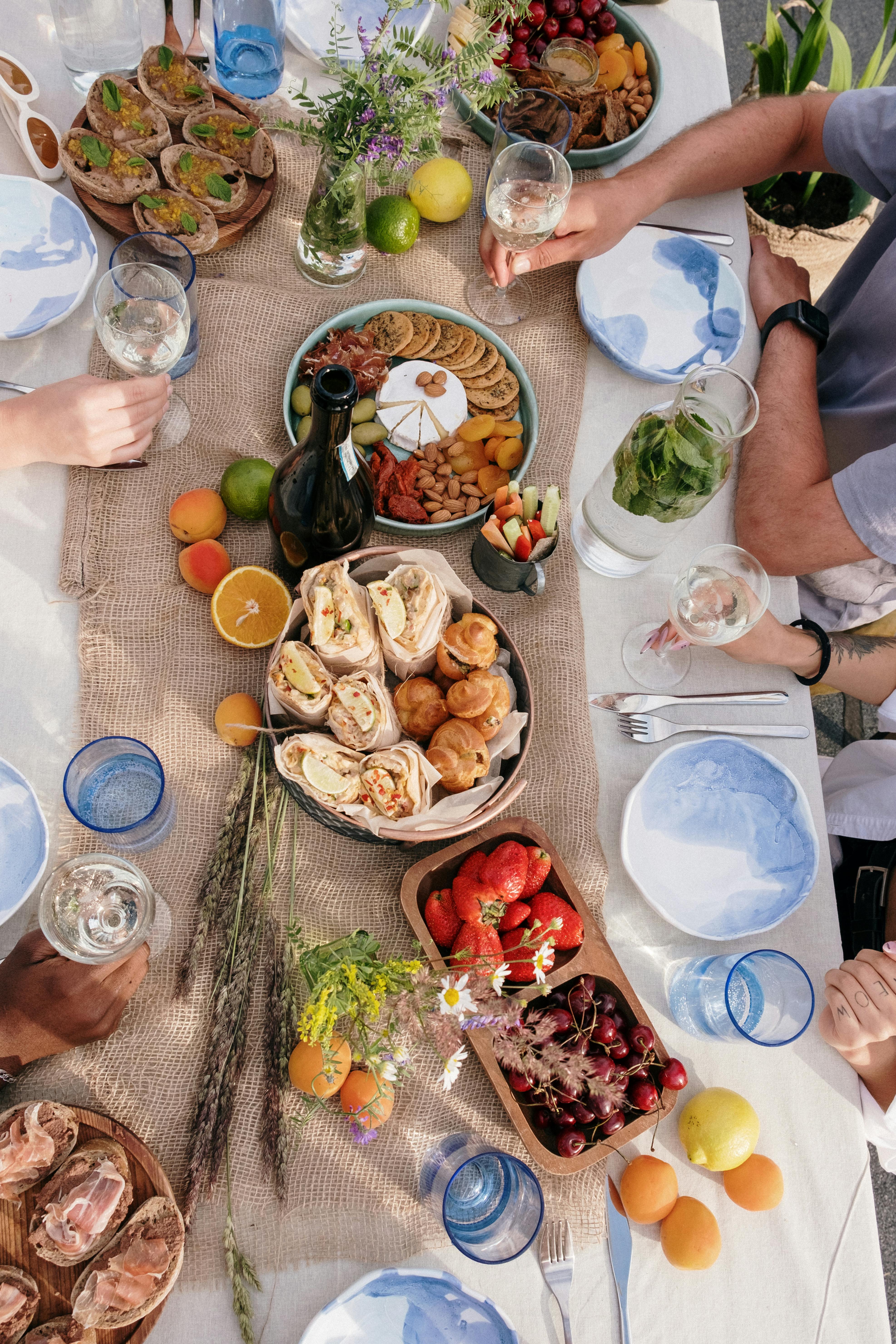 Gente festejando | Fuente: Pexels