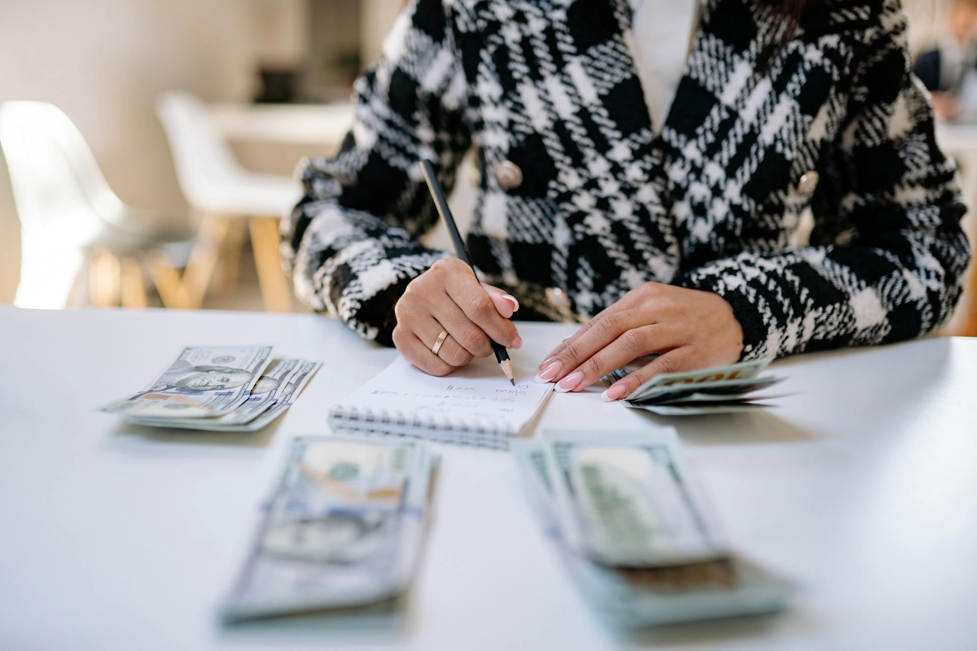 Una mujer anotando sus finanzas | Fuente: Pexels