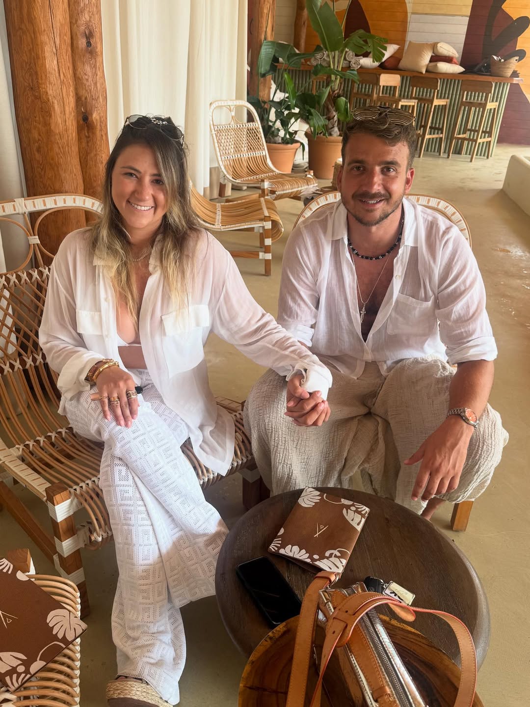 La pareja posando en Ibiza | Fuente: Instagram/adelamicha