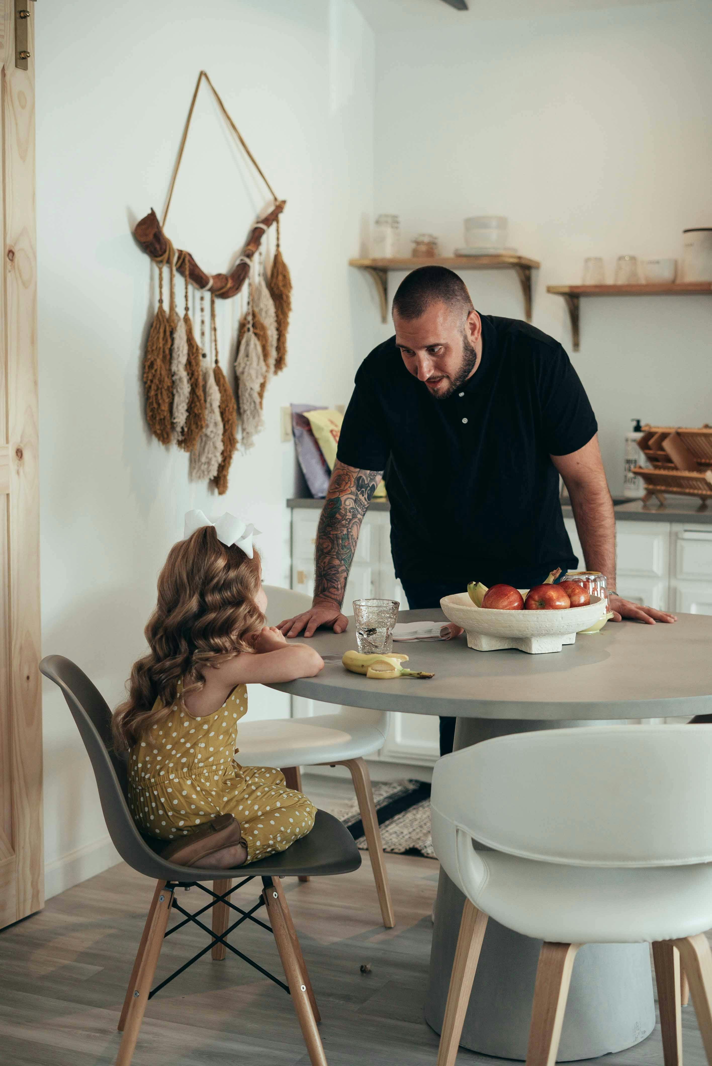 Padre hablando con su hija | Fuente: Pexels