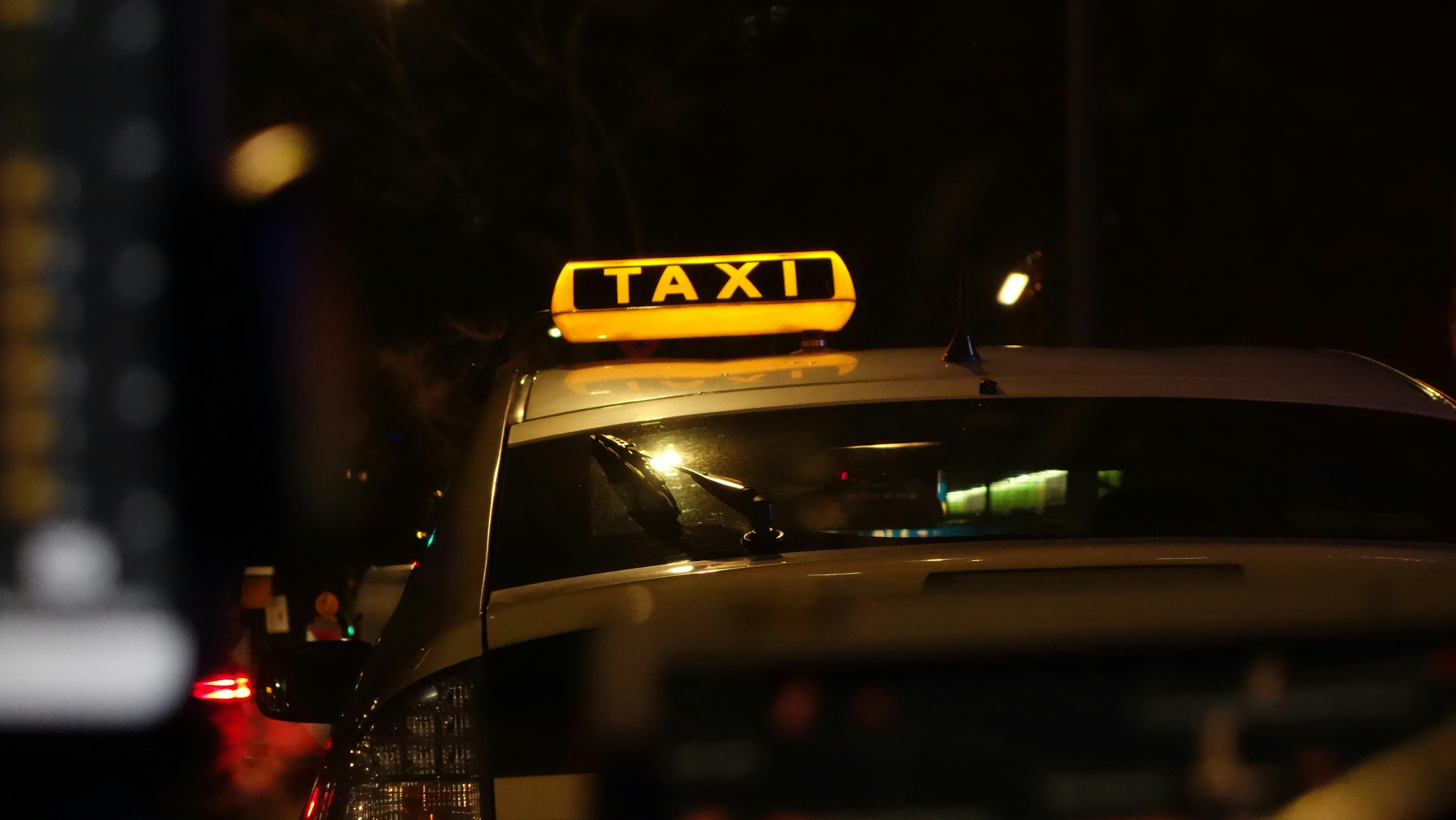Un taxi en la carretera de noche | Fuente: Unsplash
