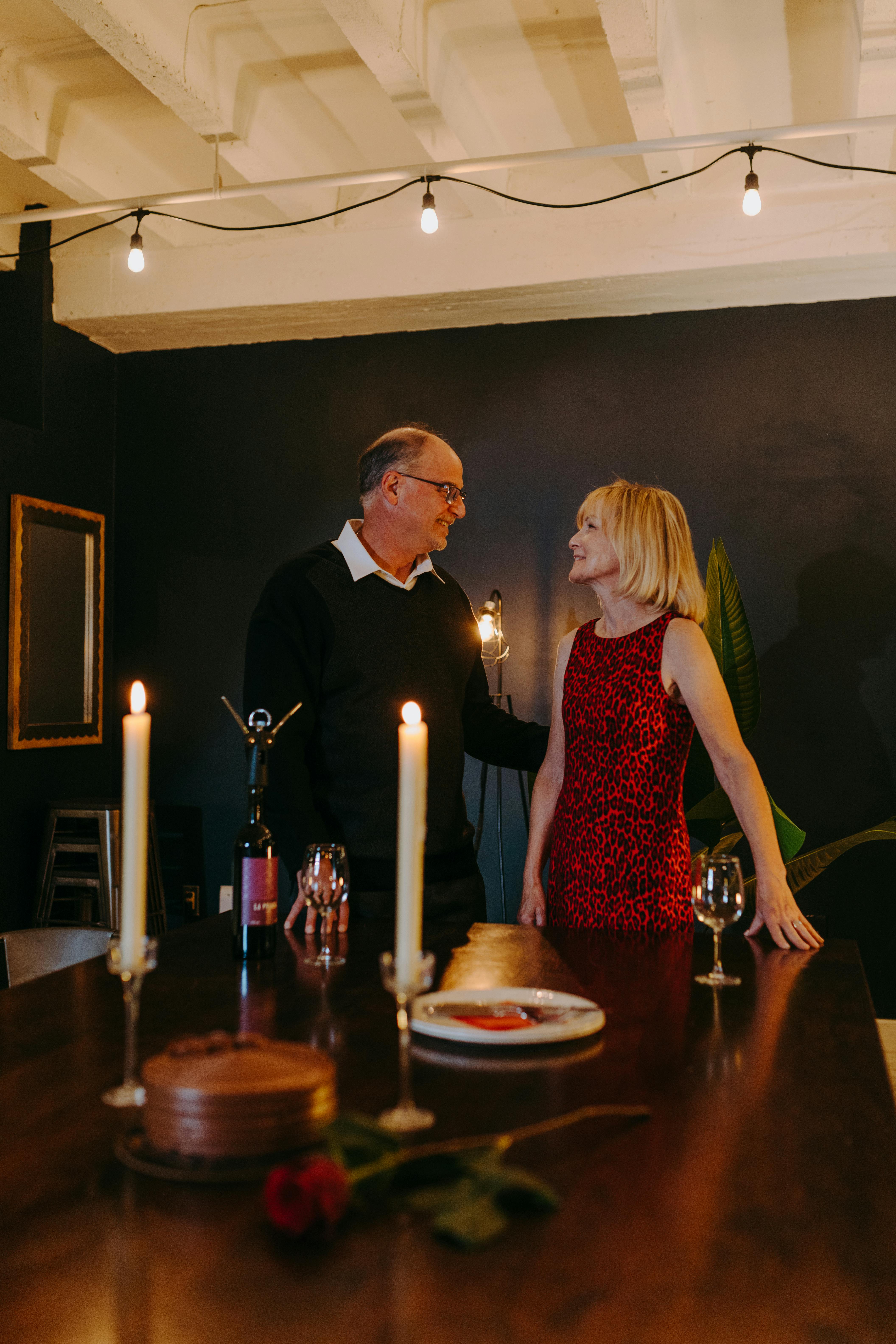 Una pareja de ancianos charlando | Fuente: Pexels