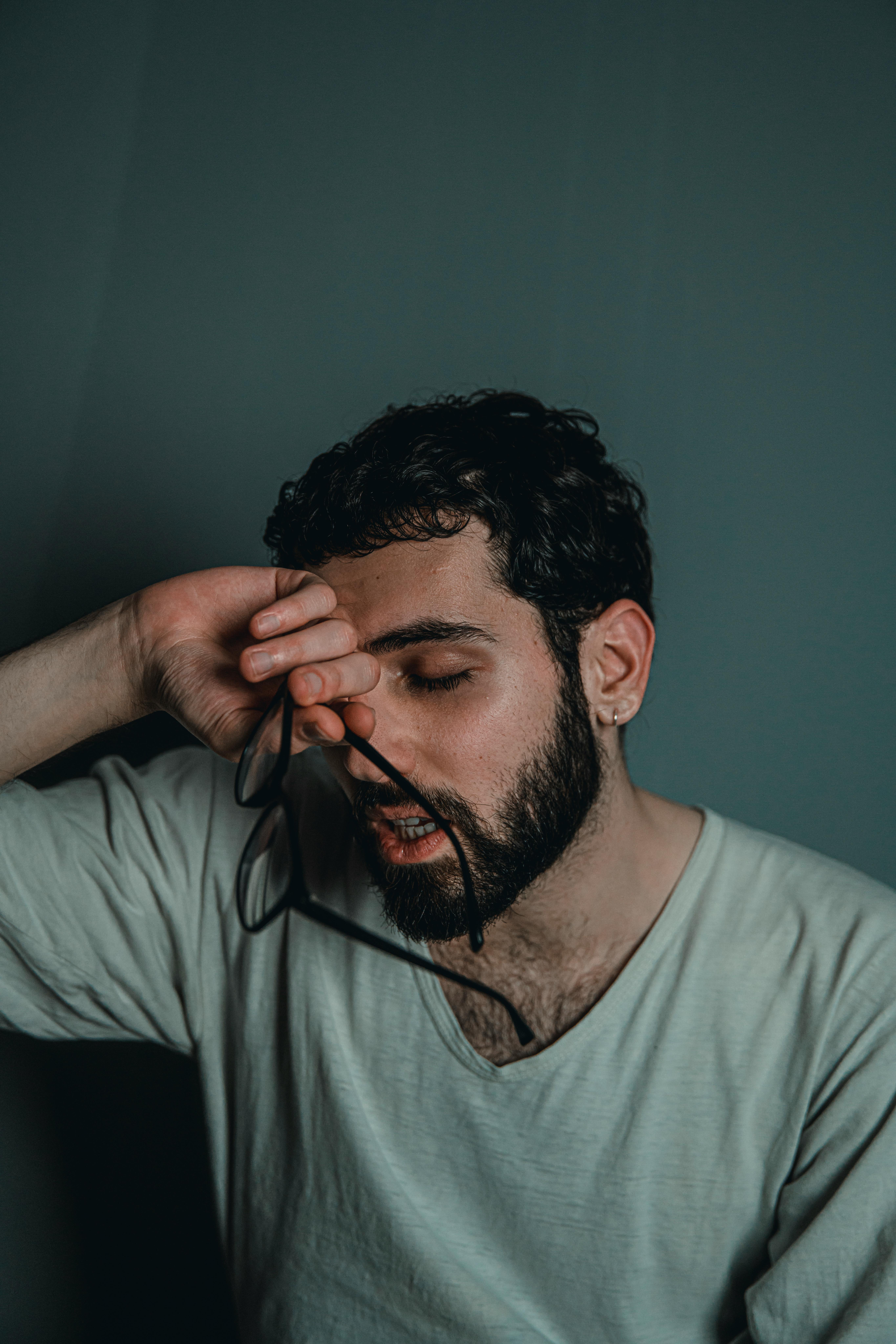 Un hombre agotado | Fuente: Pexels