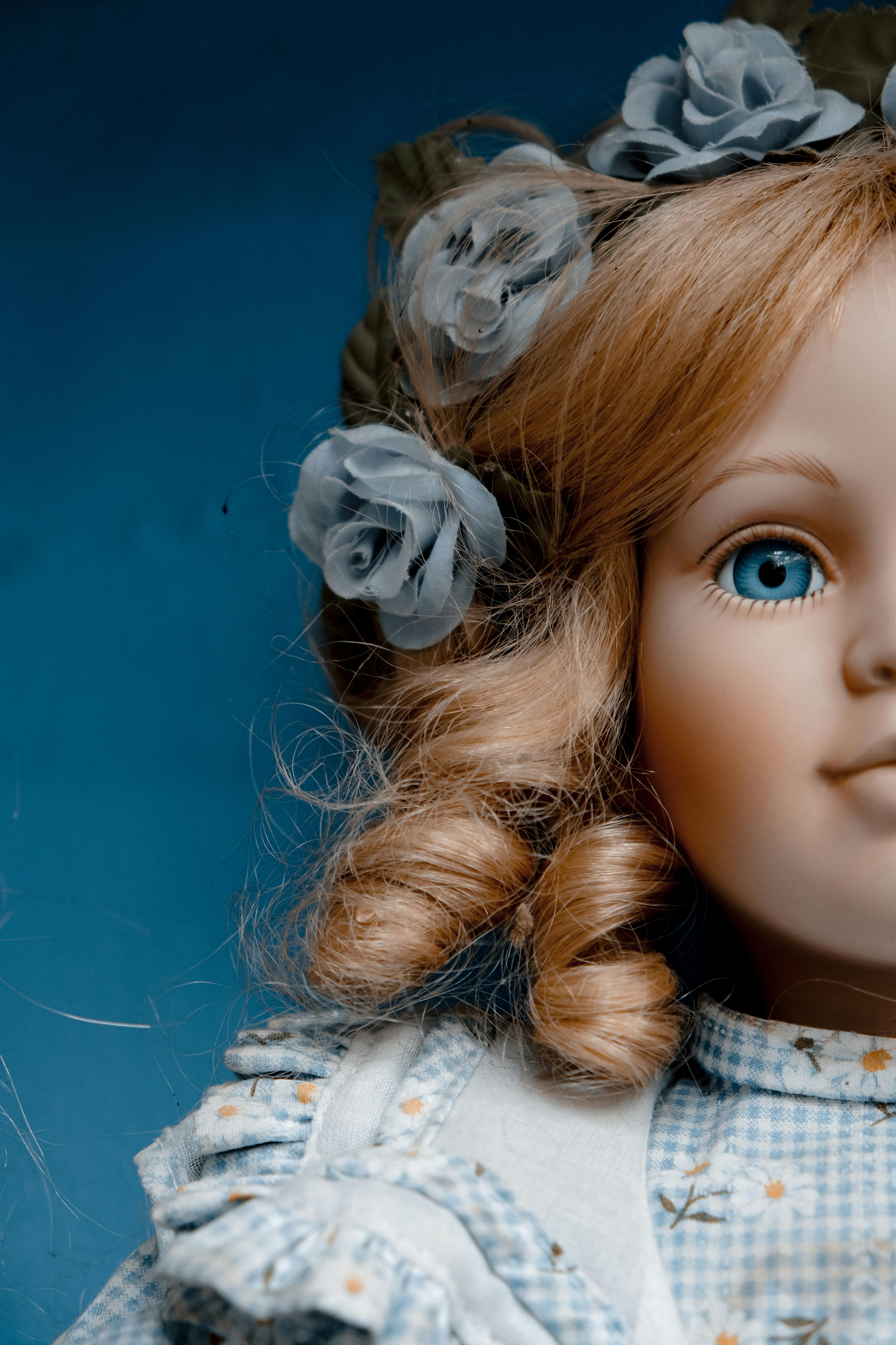 Una muñeca de porcelana con un vestido azul | Fuente: Pexels