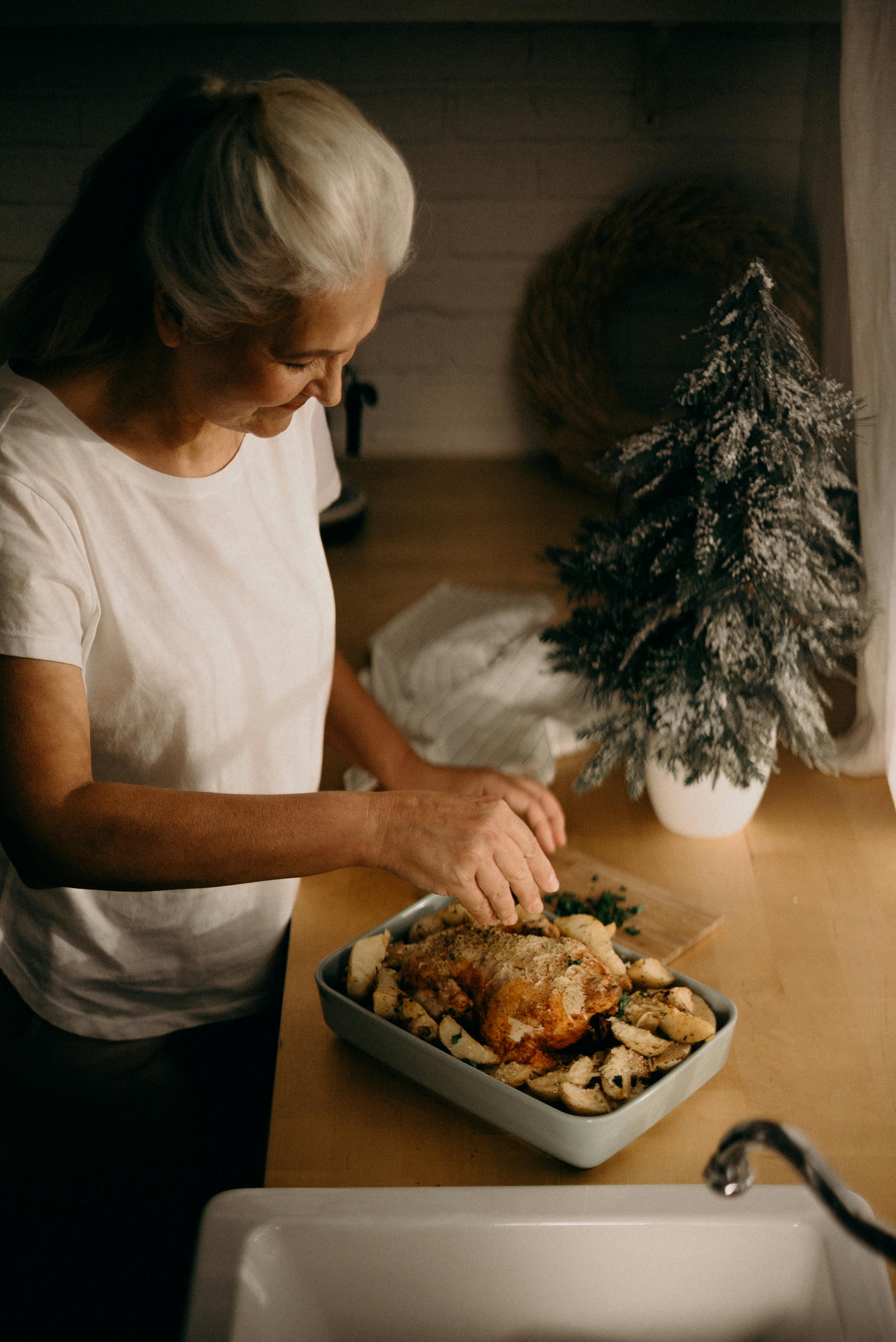 Una mujer mayor ocupada en una cocina | Fuente: Pexels