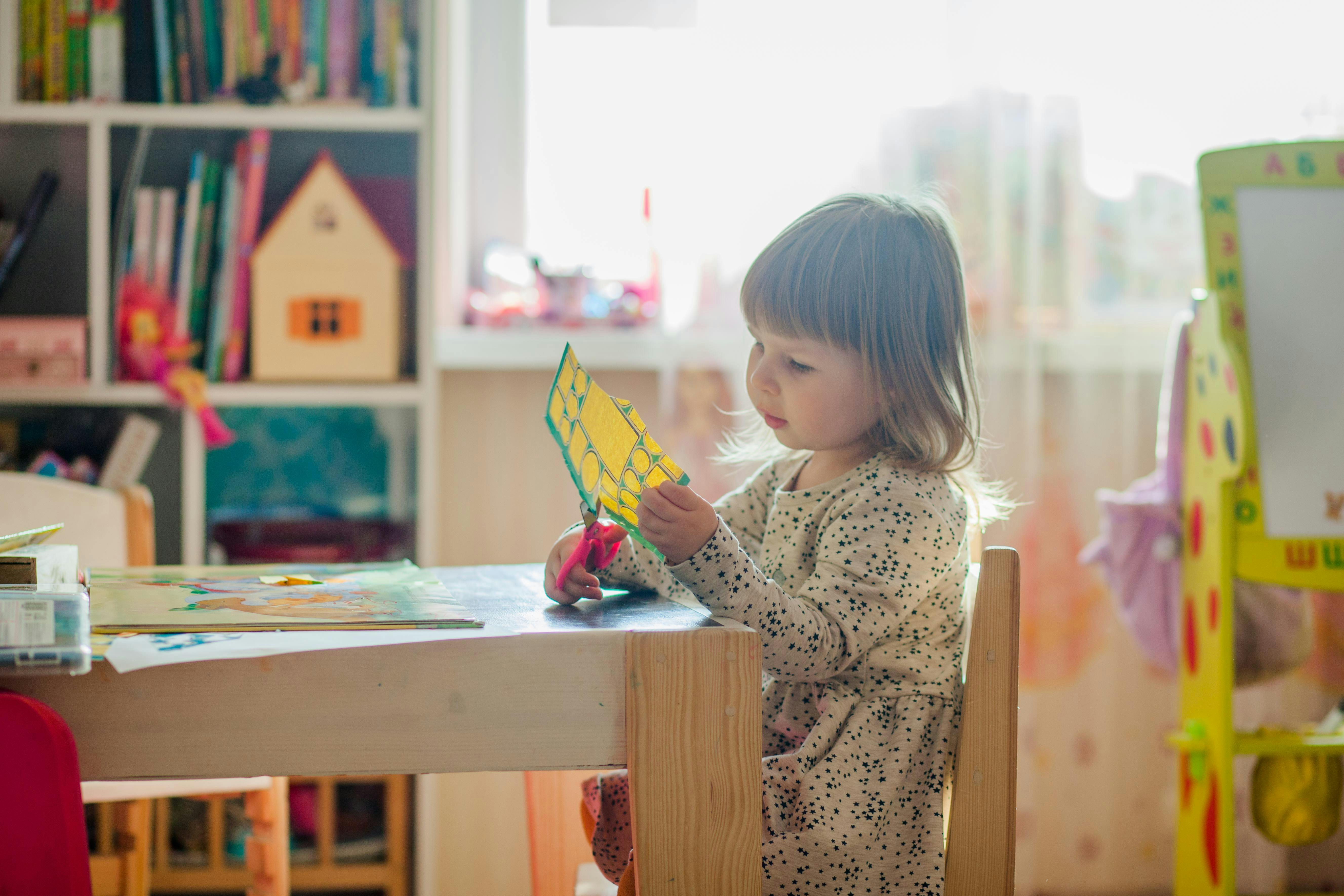 Un niño sentado en un preescolar | Fuente: Pexels