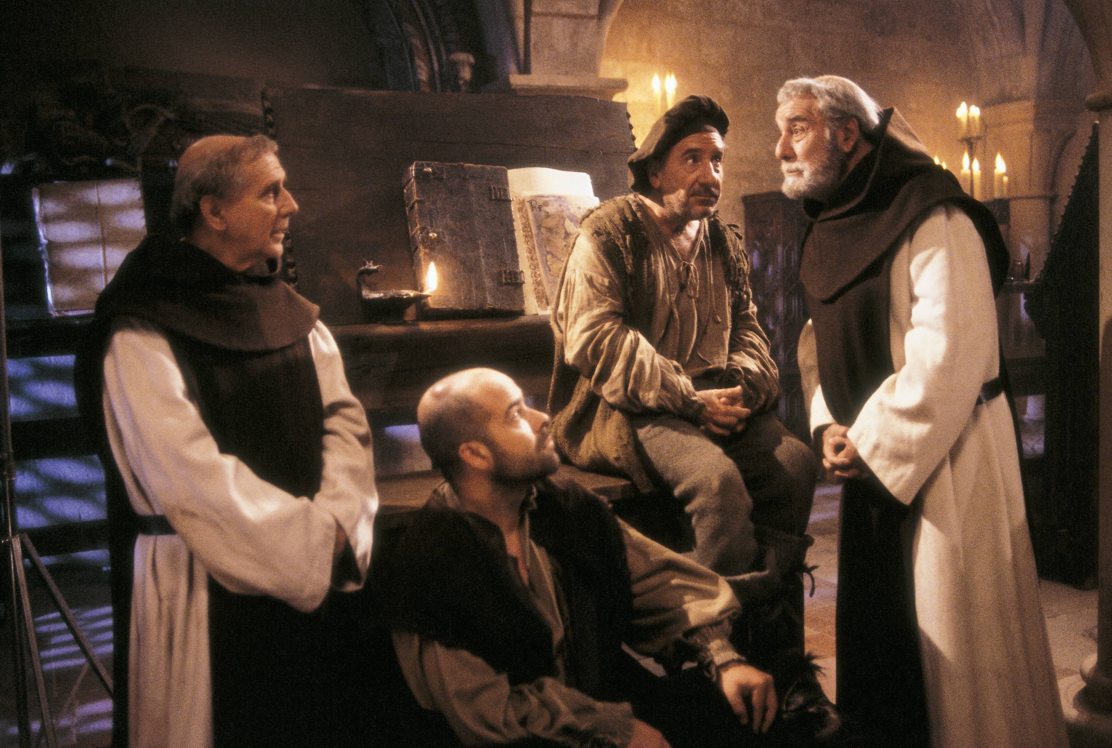 Rodaje de la película "La Marrana", de José Luis Cuerda De izquierda a derecha, los actores Manuel Alexandre, Antonio Resines, Alfredo Landa y Fernando Rey en una escena de la película | Fuente: Getty Images