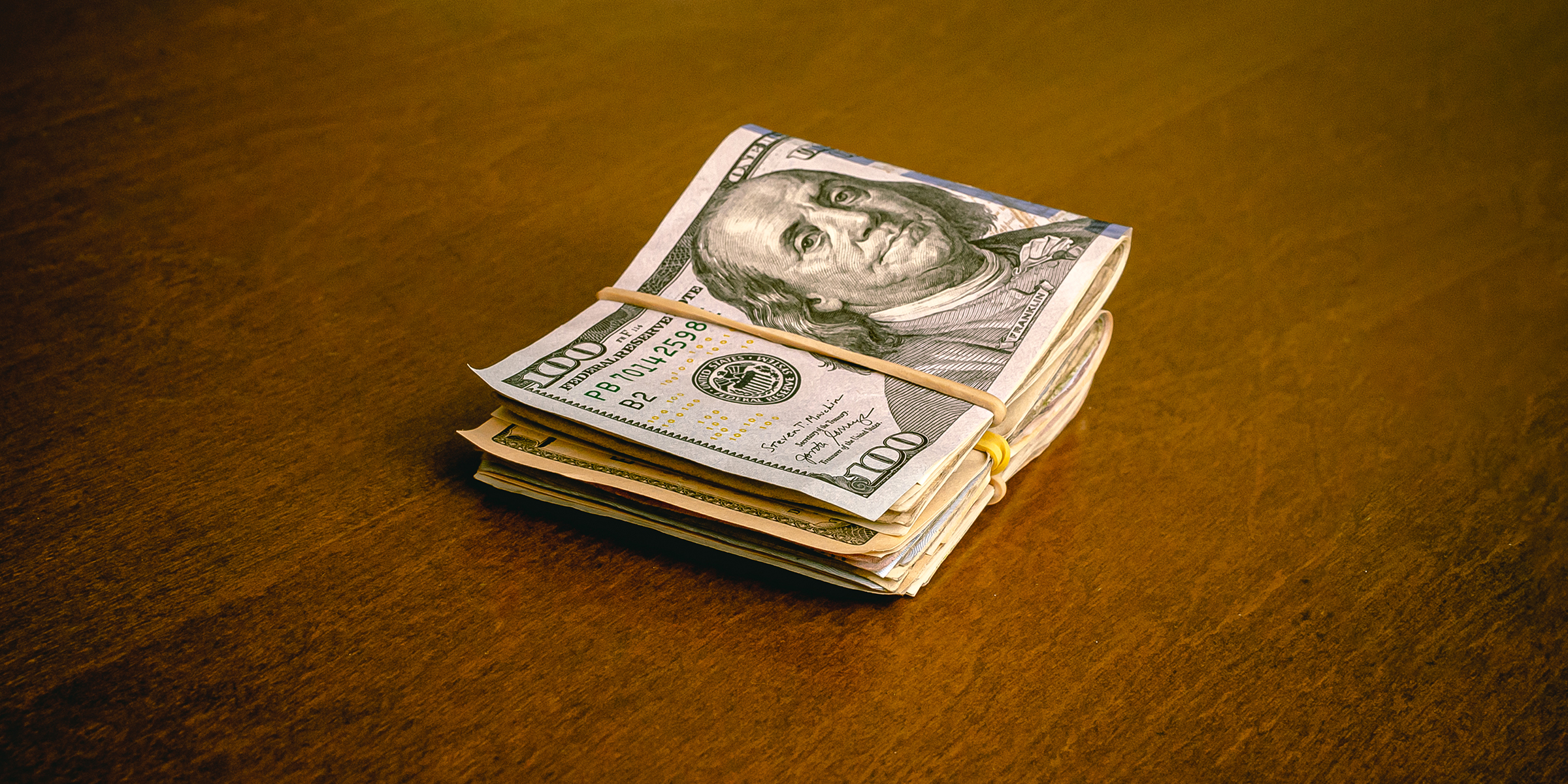 Billetes doblados | Fuente: Shutterstock