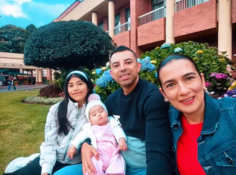 El capitán Francisco Javier Merchán Granados junto a su esposa, la mayor Adriana Pinzón y sus hijas, Luciana, de nueve años, y Gabriela, de seis meses | Fuente: TikTok/francisco.merchn