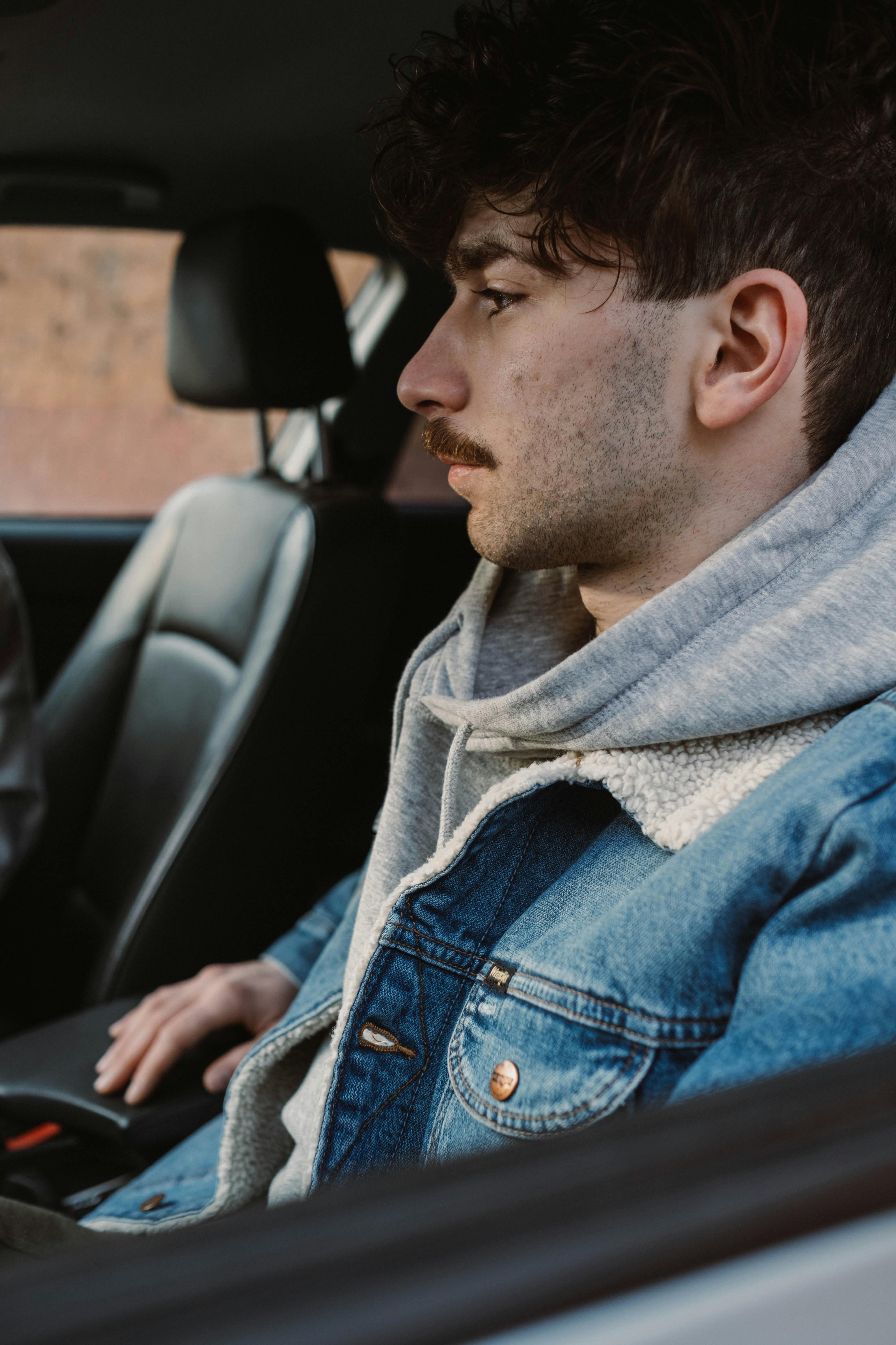 Un hombre sentado en un automóvil | Fuente: Pexels