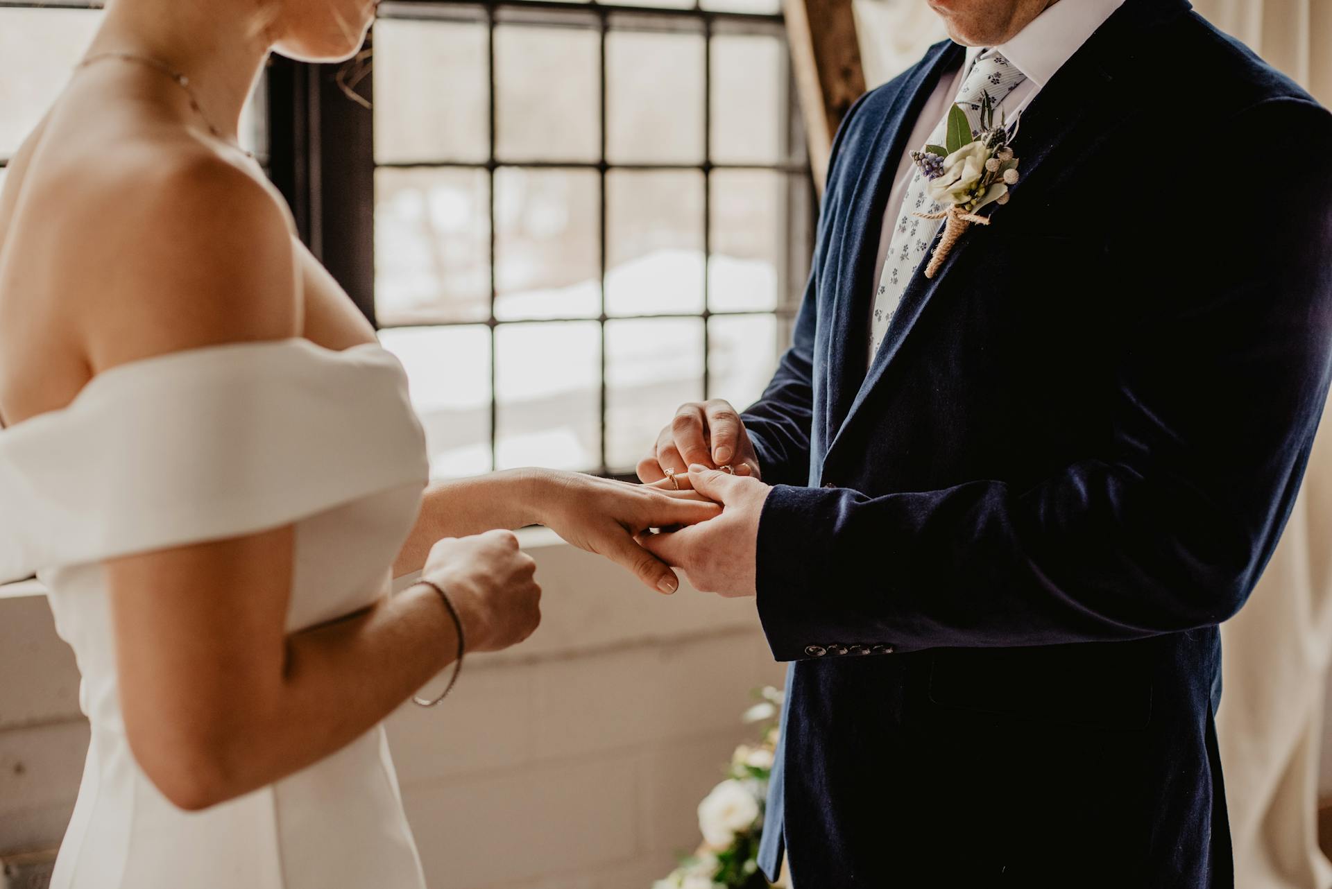 Un novio colocando un anillo en el dedo de la novia | Fuente: Pexels