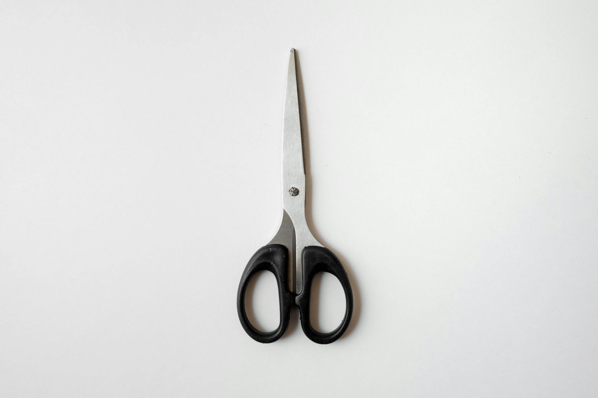Tijeras sobre una mesa | Fuente: Pexels