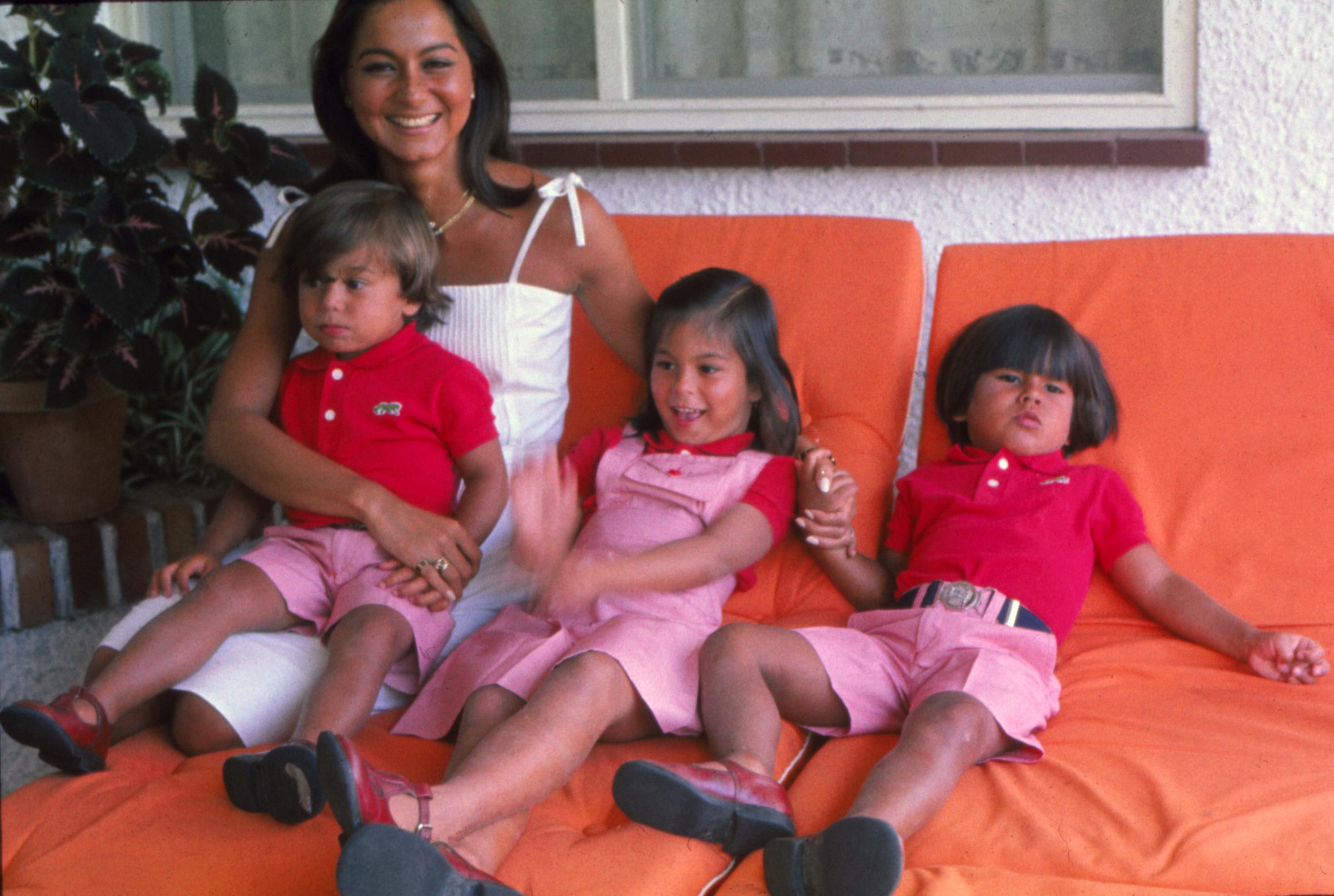 Isabel Preysler en su casa de Madrid con sus tres hijos (de izquierda a derecha) Enrique, Chaveli y Julio José, 1978, Madrid, España. | Fuente: Getty Images