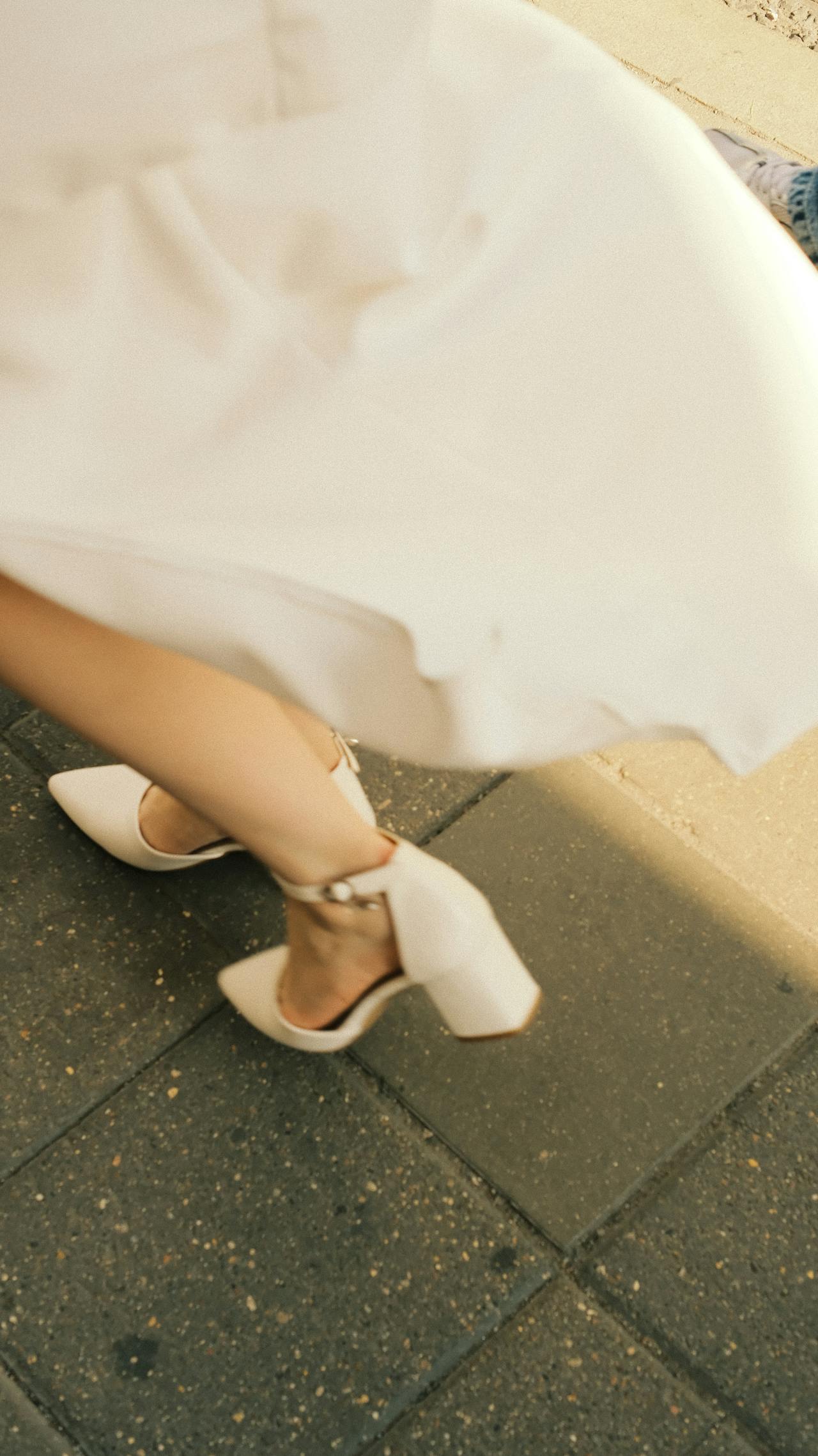 Una mujer caminando por una acera | Fuente: Pexels