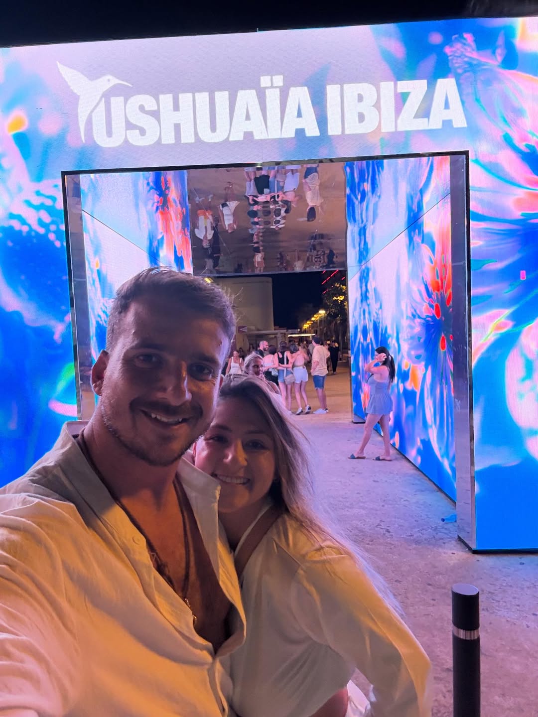 La pareja posando en Ibiza | Fuente: Instagram/adelamicha