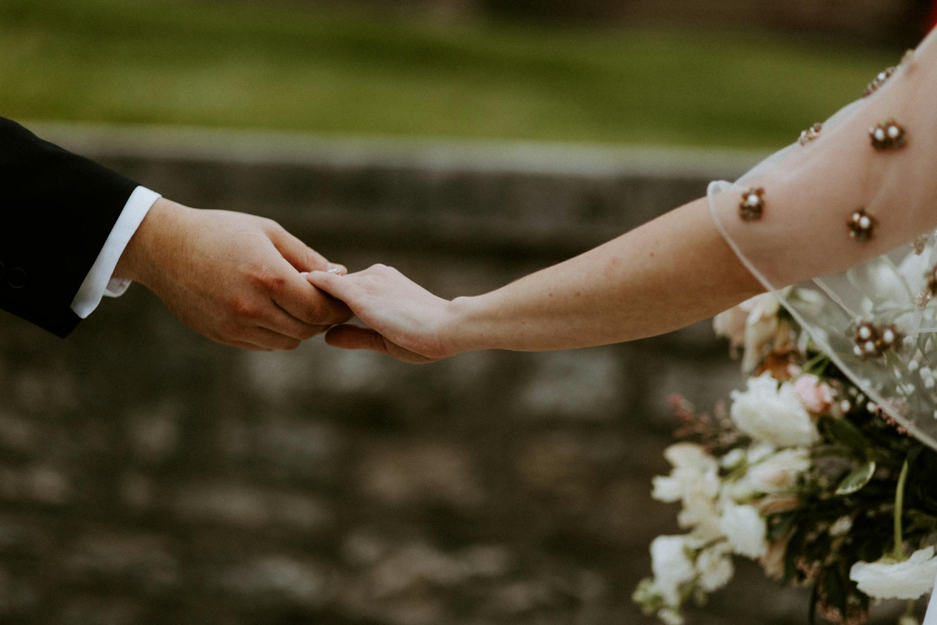 Una pareja cogida de la mano | Fuente: Pexels
