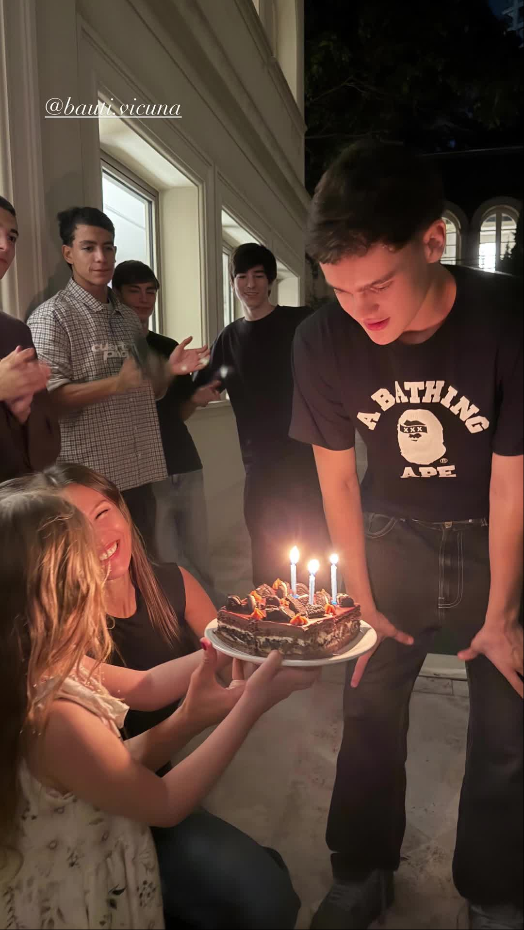 Bautista Vicuña, hijo de Pampita Ardohain y Benjamín Vicuña, celebrando su cumpleaños número 18 junto a familiares y amigos | Fuente: Instagram Stories/pampitaoficial